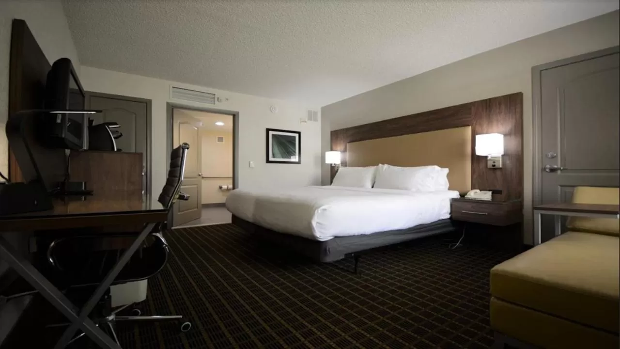 Bed in Holiday Inn Hazlet by IHG