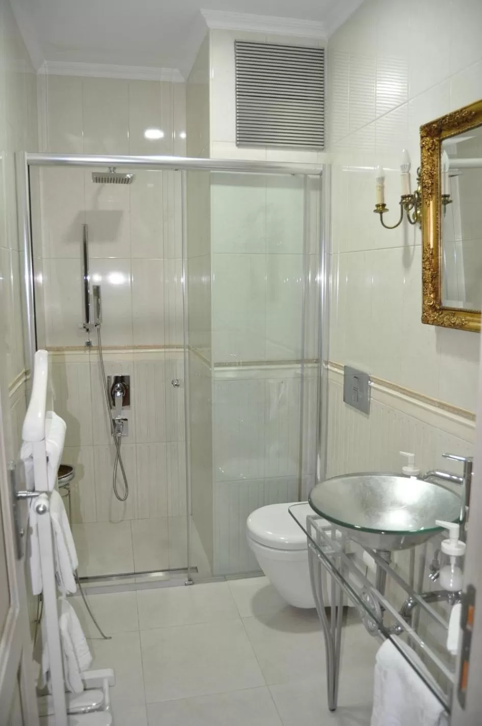 Bathroom in Villa Pera Suite Hotel