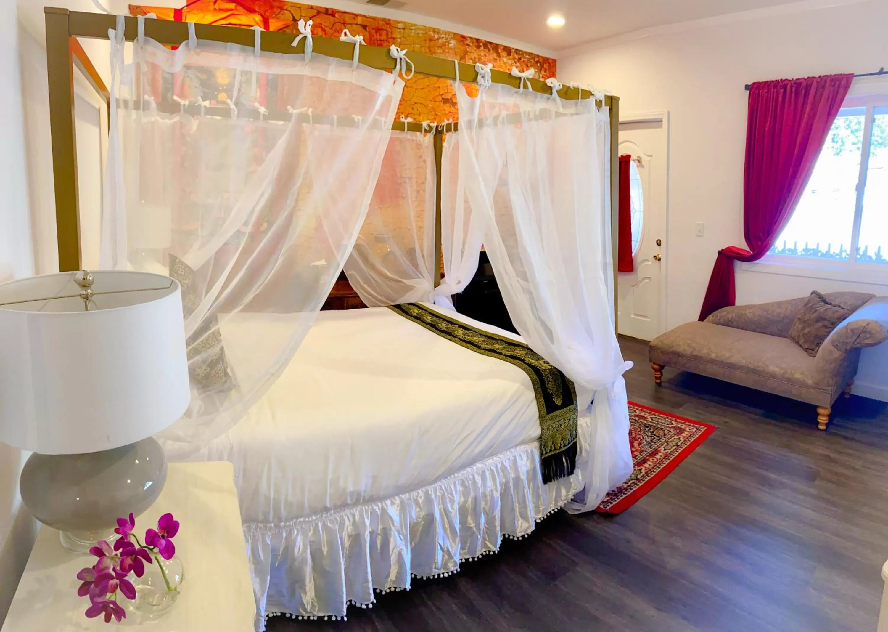 Bed in Quiet Mind Mountain Lodge, Retreat & Spa