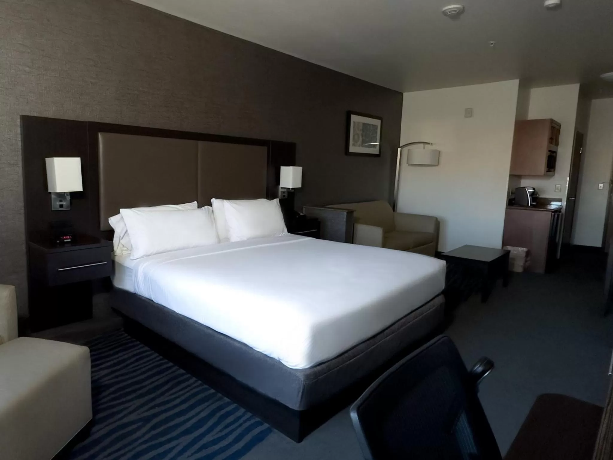 Photo of the whole room in Holiday Inn Express Hotel & Suites Barstow by IHG