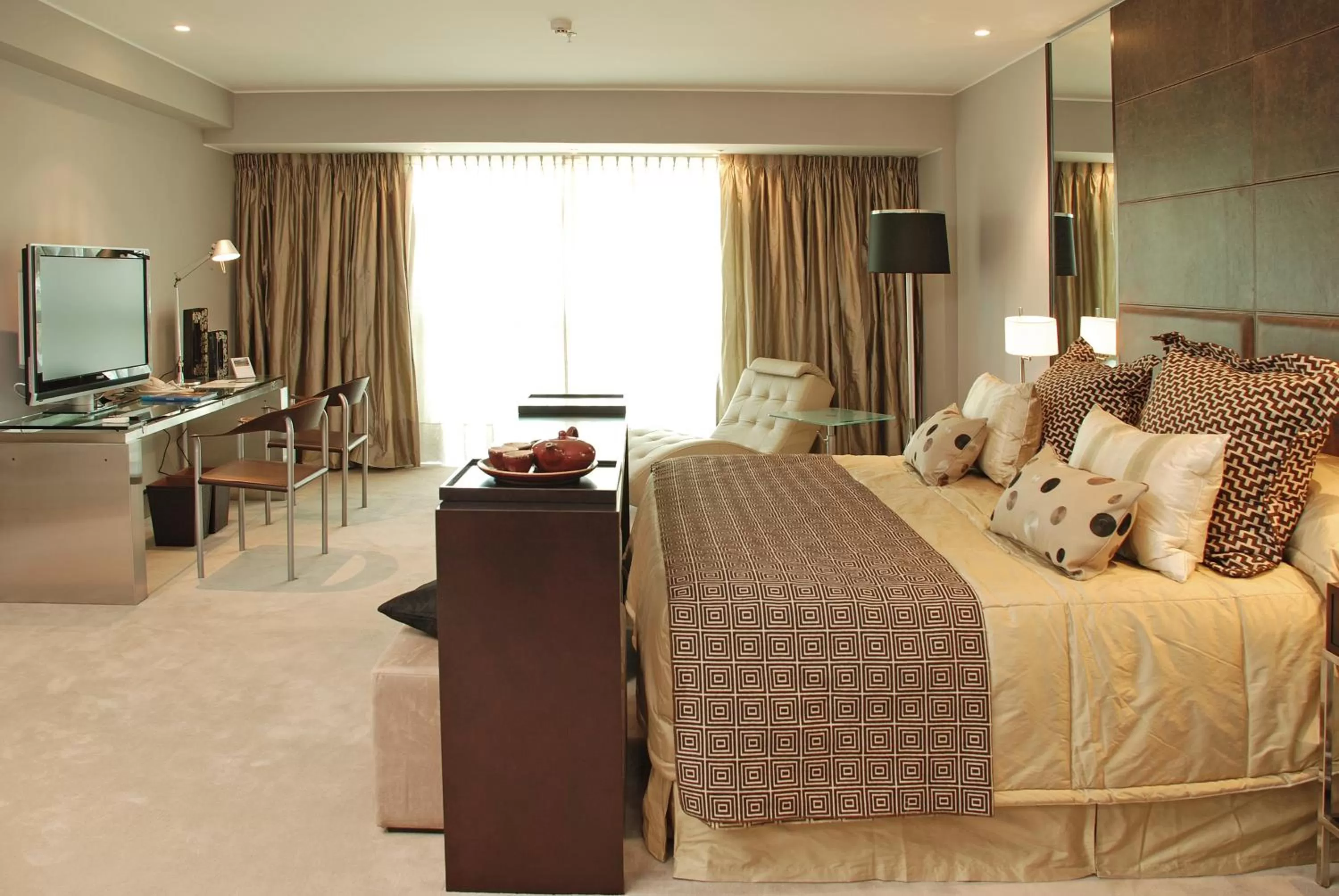 Photo of the whole room in Orfeo Suites Cordoba