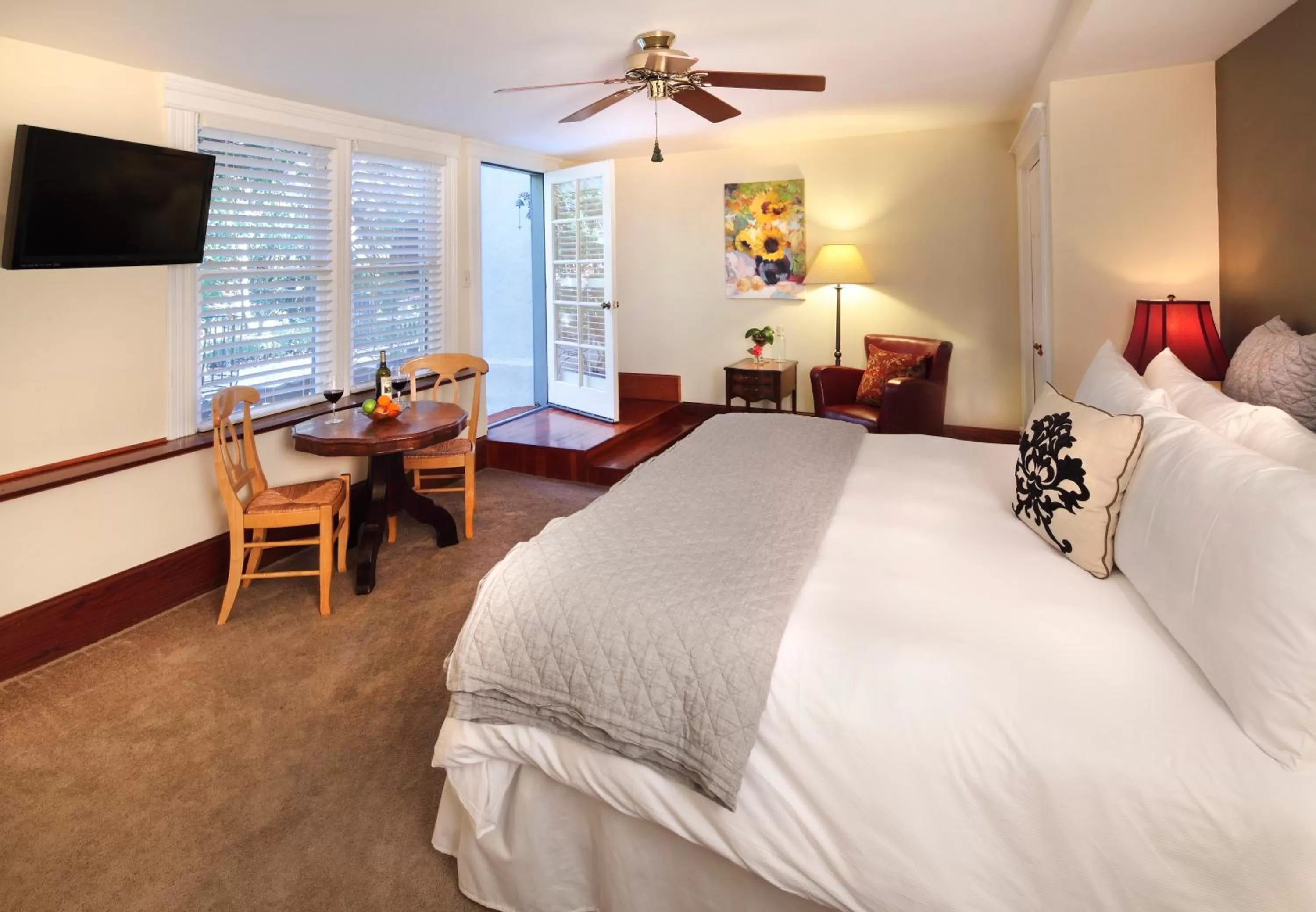 Photo of the whole room, TV/Entertainment Center in Calderwood Inn