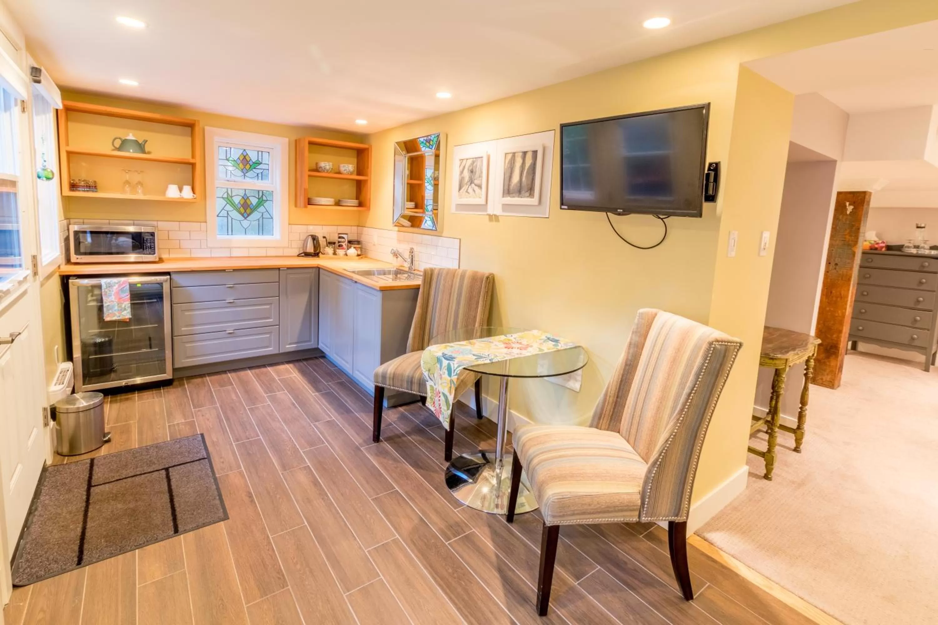 Photo of the whole room, Seating Area in West End Guest House