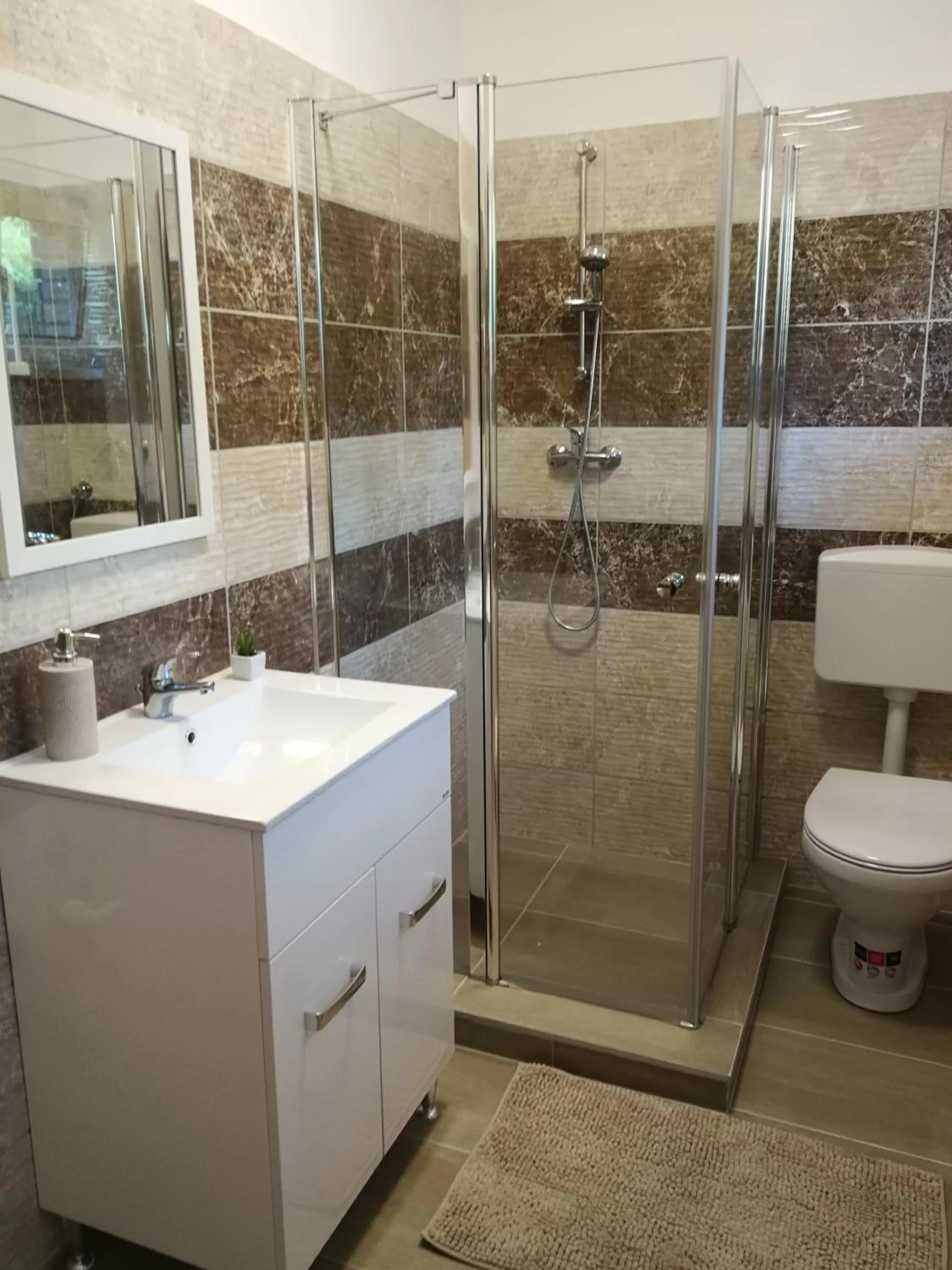 Shower in Lila Akác Vendégház Esztergom