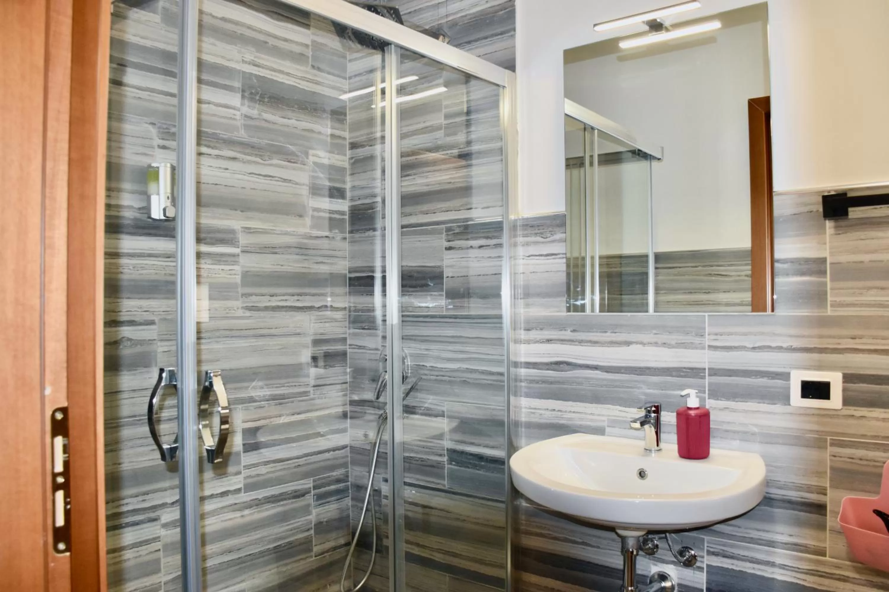 Shower in B&B Aurora