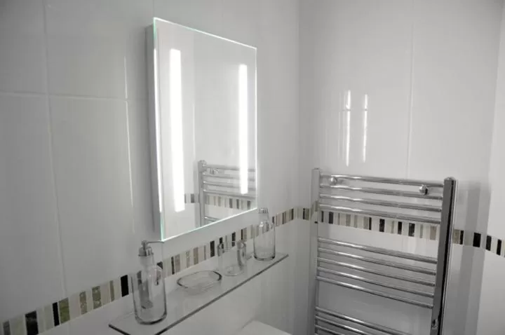 Bathroom, Bed in Royal George Hotel