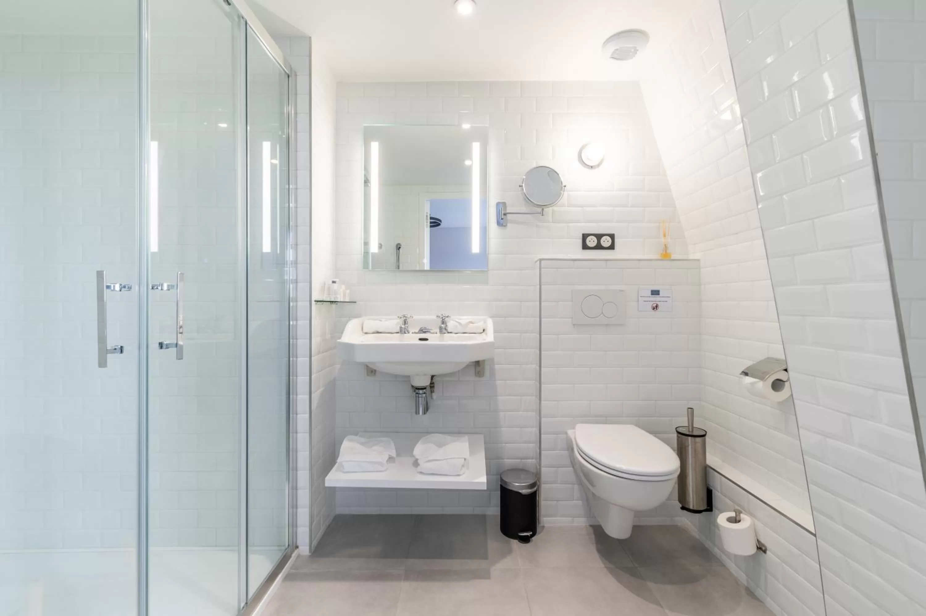 Shower, Bathroom in Hôtel Échappée en Baie - Parking privé gratuit