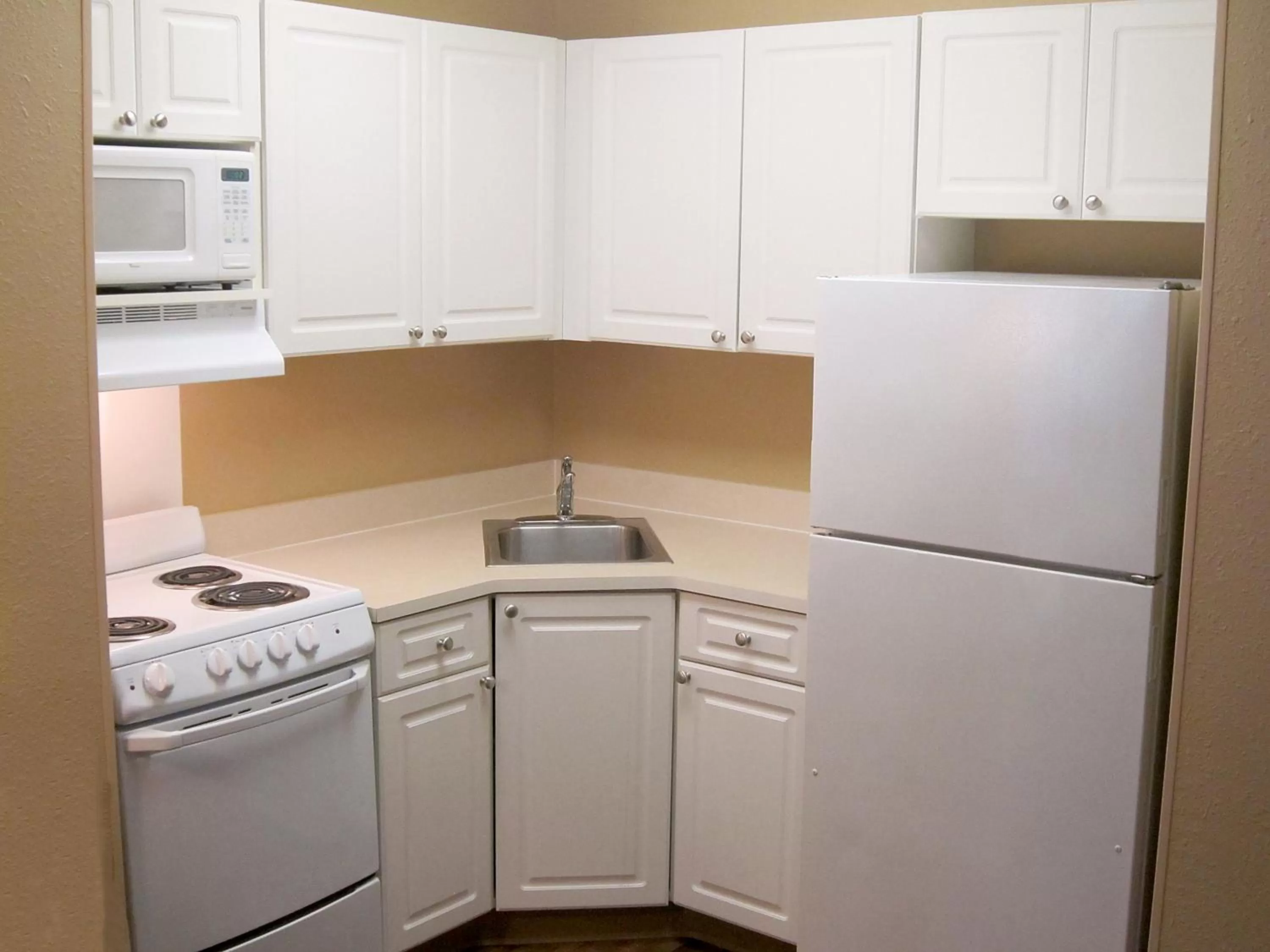 Kitchen or kitchenette in Extended Stay America Suites - Richmond - W Broad Street - Glenside - North