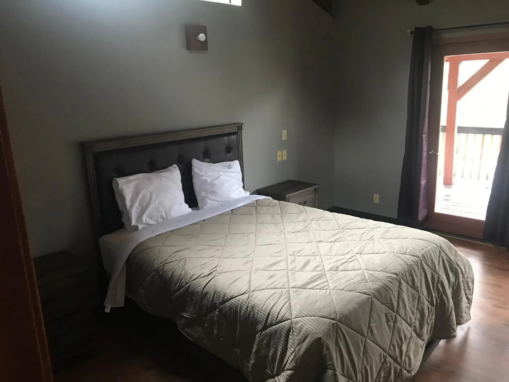 Bed in Mountain Trail Lodge and Vacation Rentals