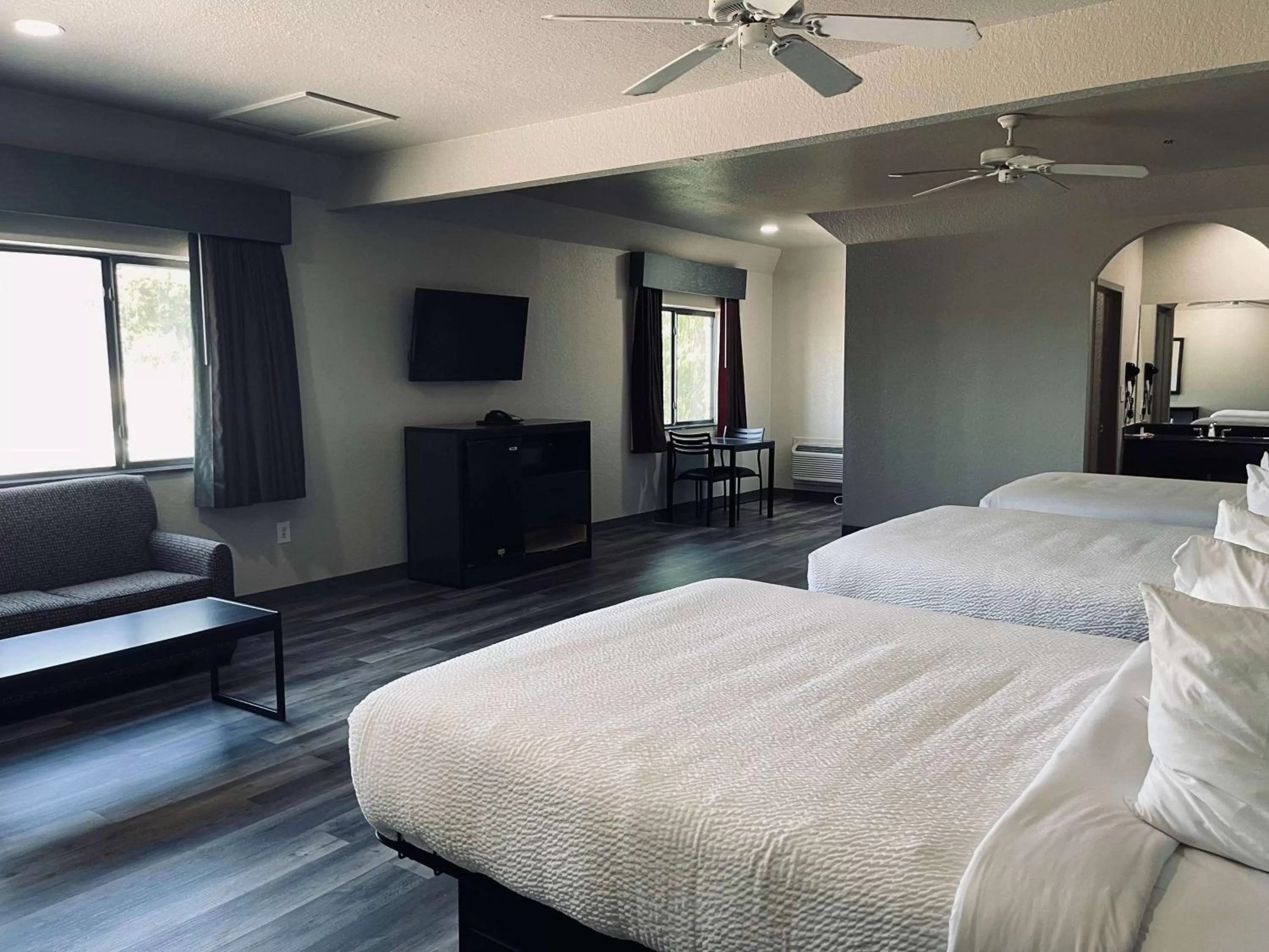 Photo of the whole room, Bed in Days Inn by Wyndham Dickinson TX