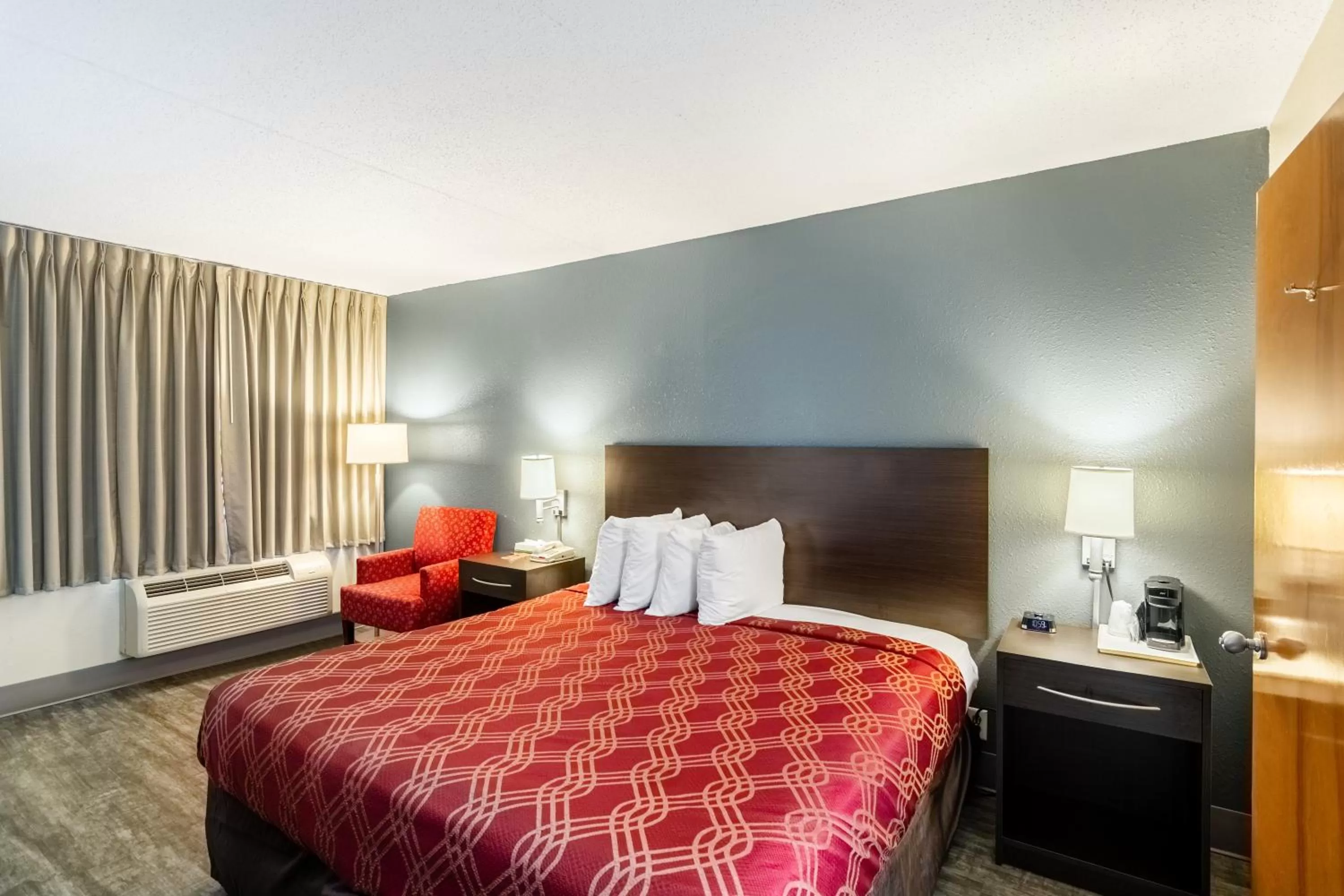 Photo of the whole room in Econo Lodge