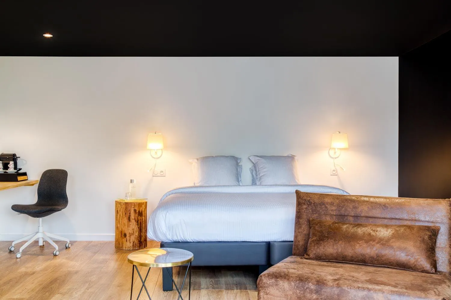 Seating area, Bed in Le Domaine de Baulieu, Singuliers Hotels