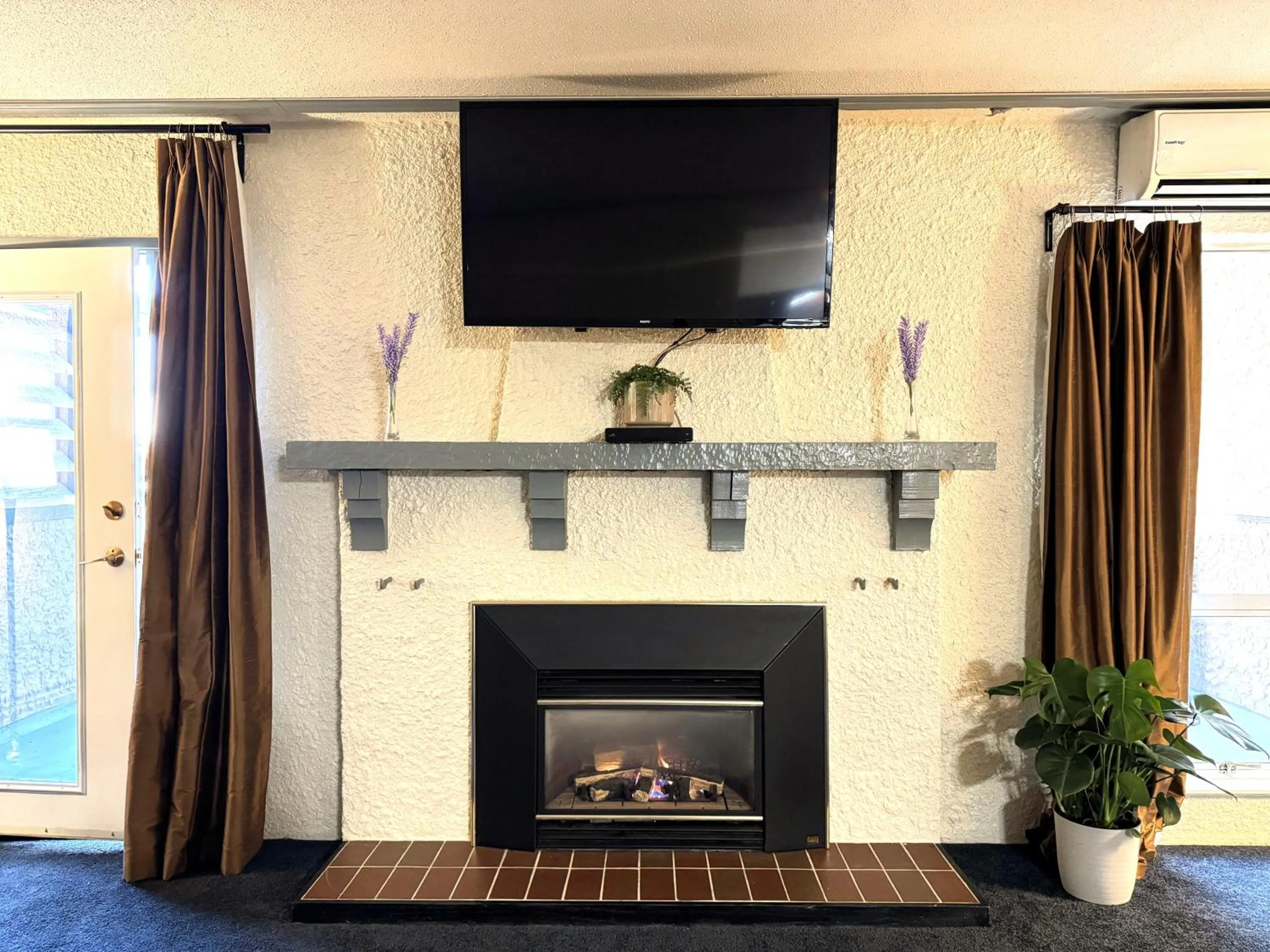 TV and multimedia in Divya Sutra Plaza and Conference Centre, Vernon, BC