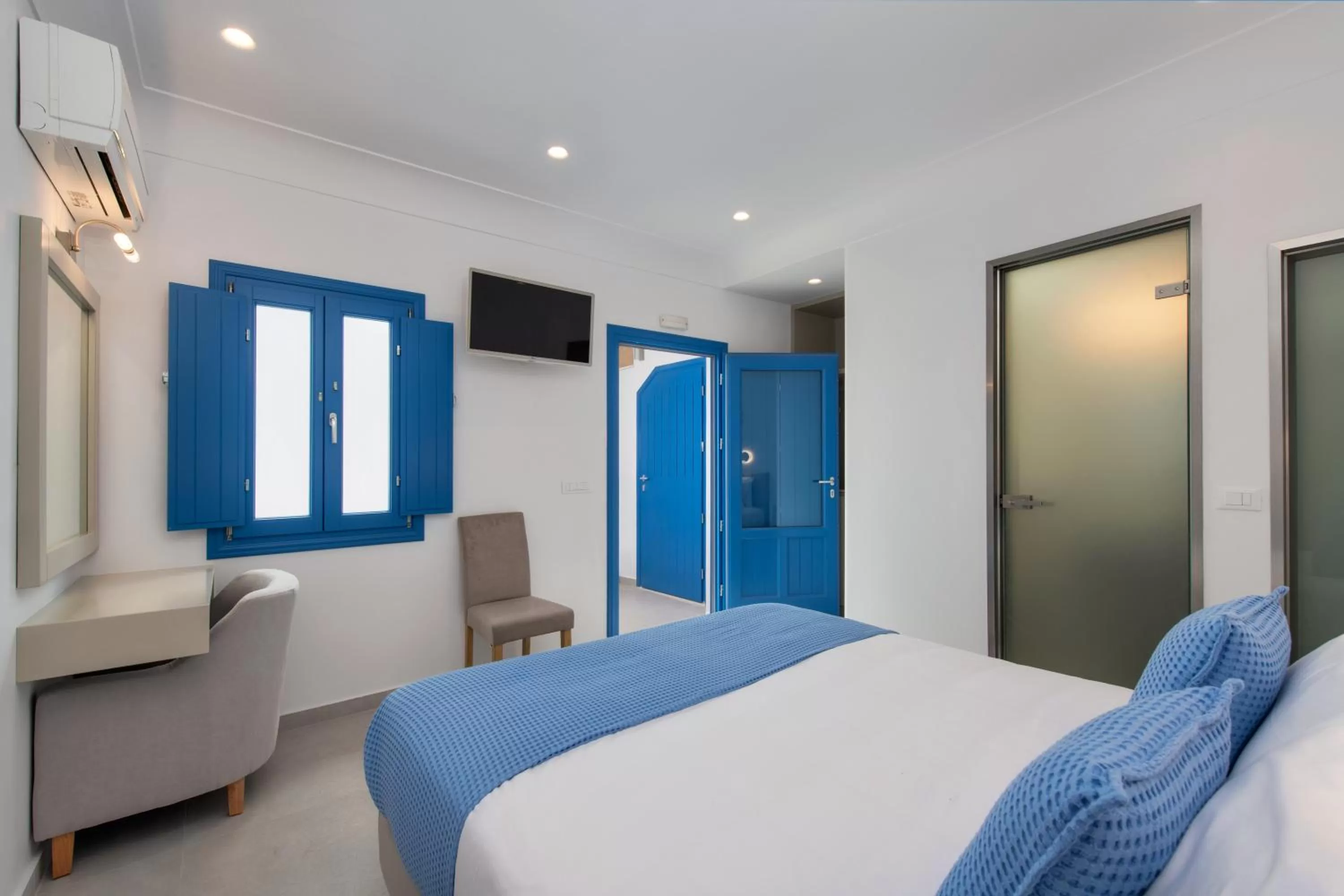 Photo of the whole room, Bed in City Break