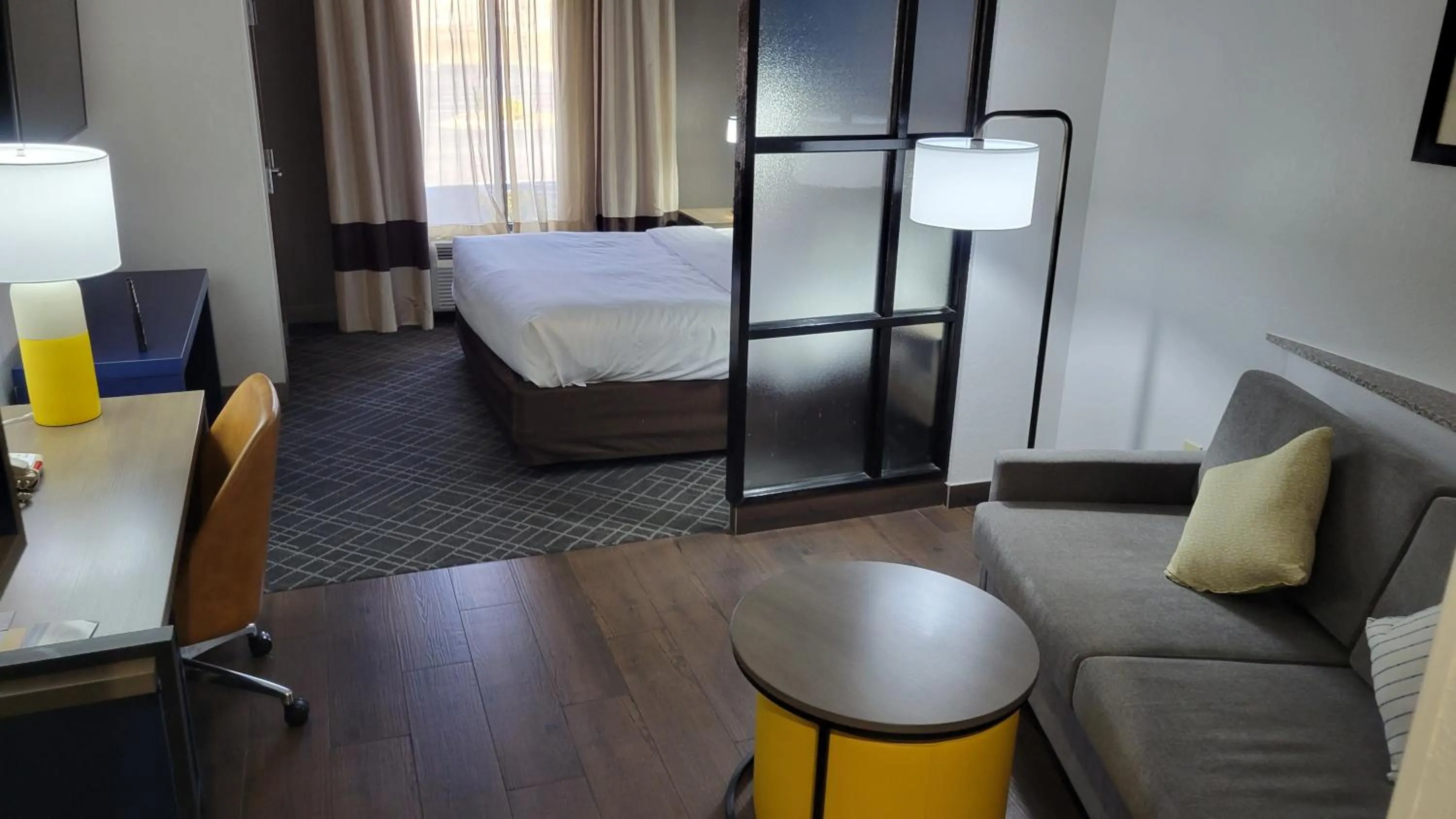 Living room, Bed in Comfort Suites Macon Northwest