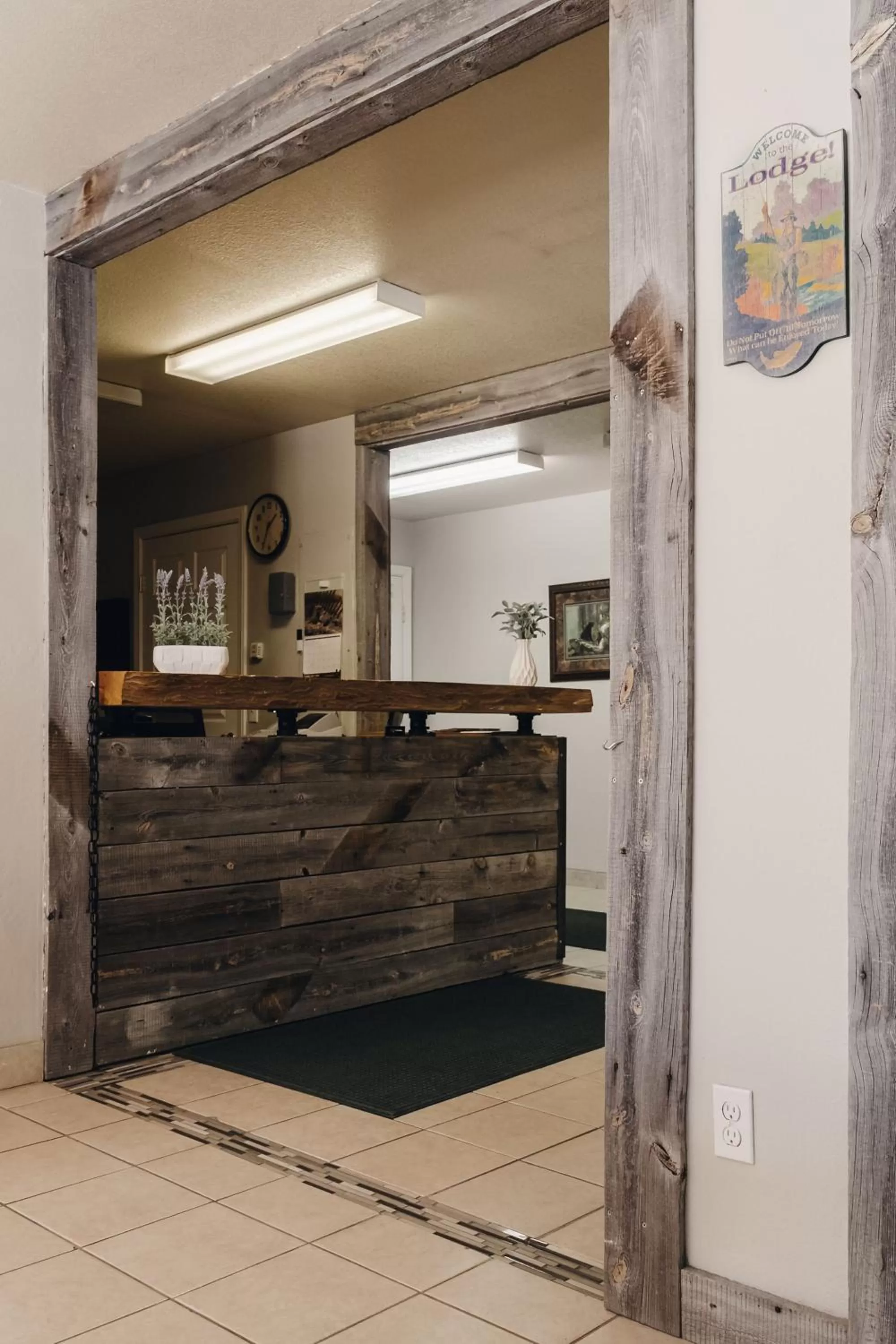 Lobby/Reception in Vintage Lakeside Inn