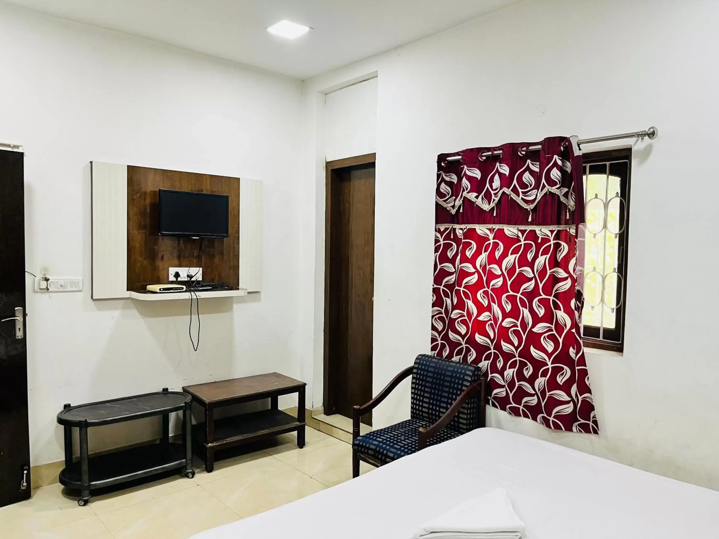 Basic Triple Room in Hotel Airlines Basic Triple Room in Hotel Airlines