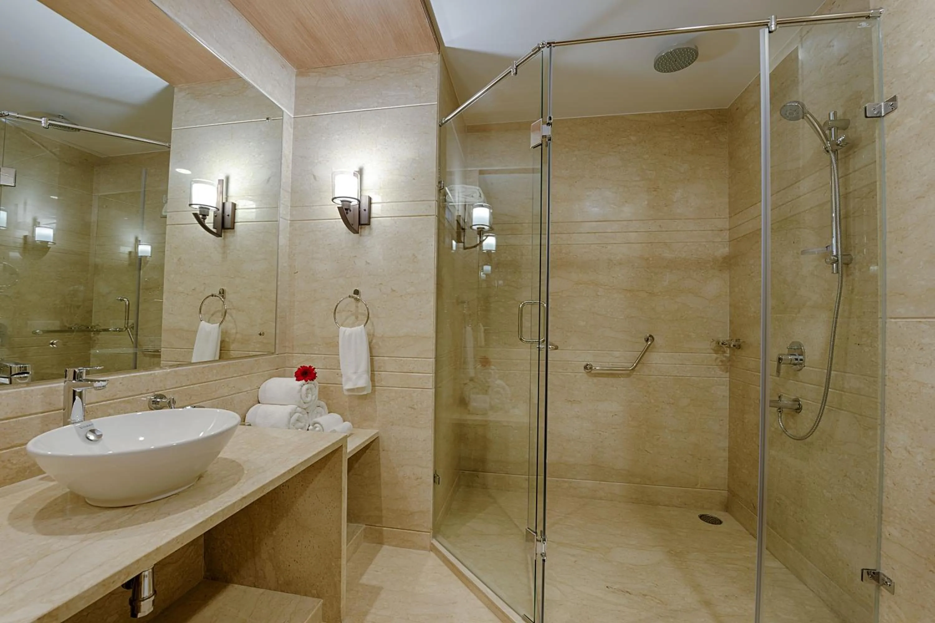 Shower in Kiscol Grands Hotel