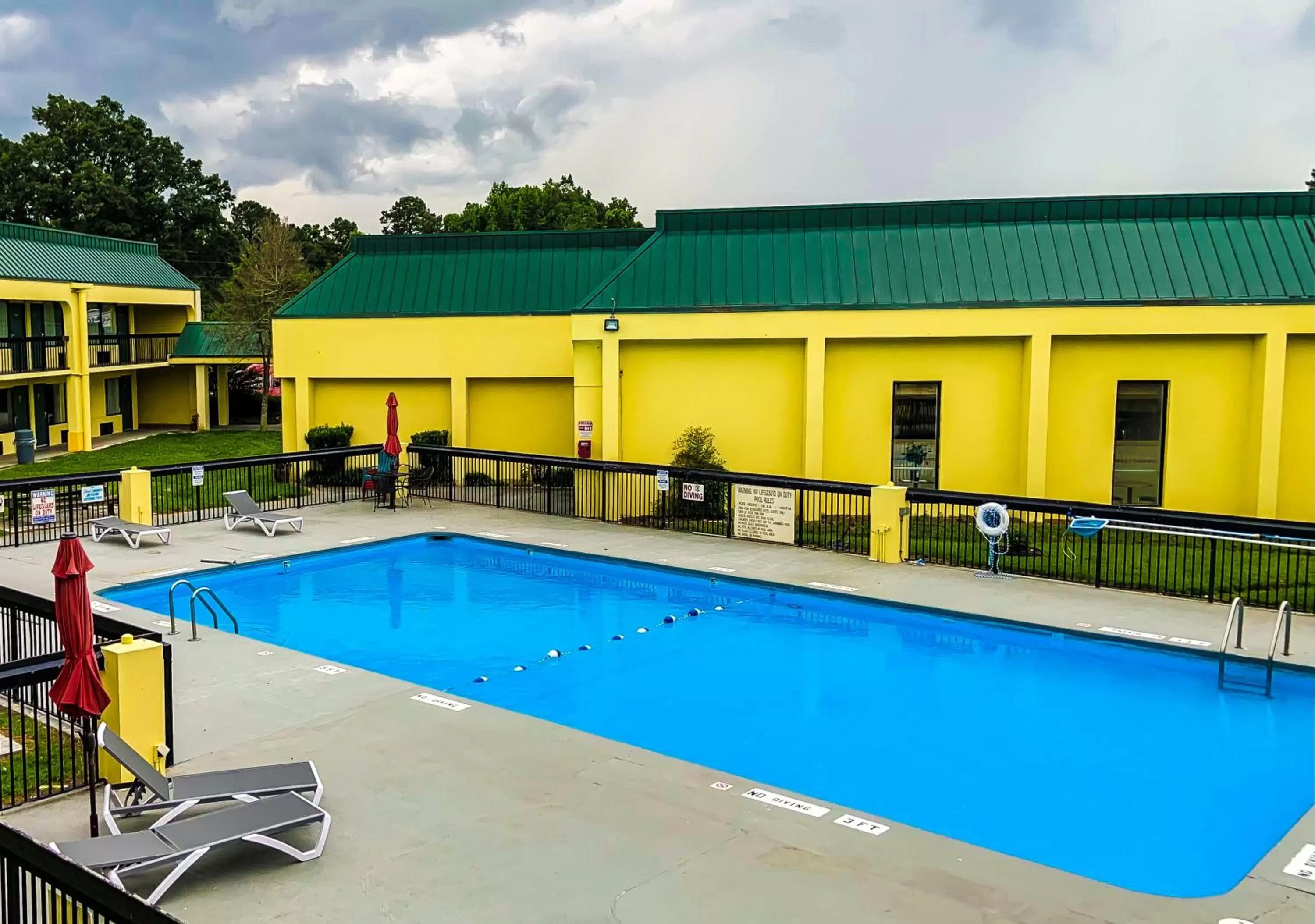 Swimming pool in Red Carpet Inn Kinston