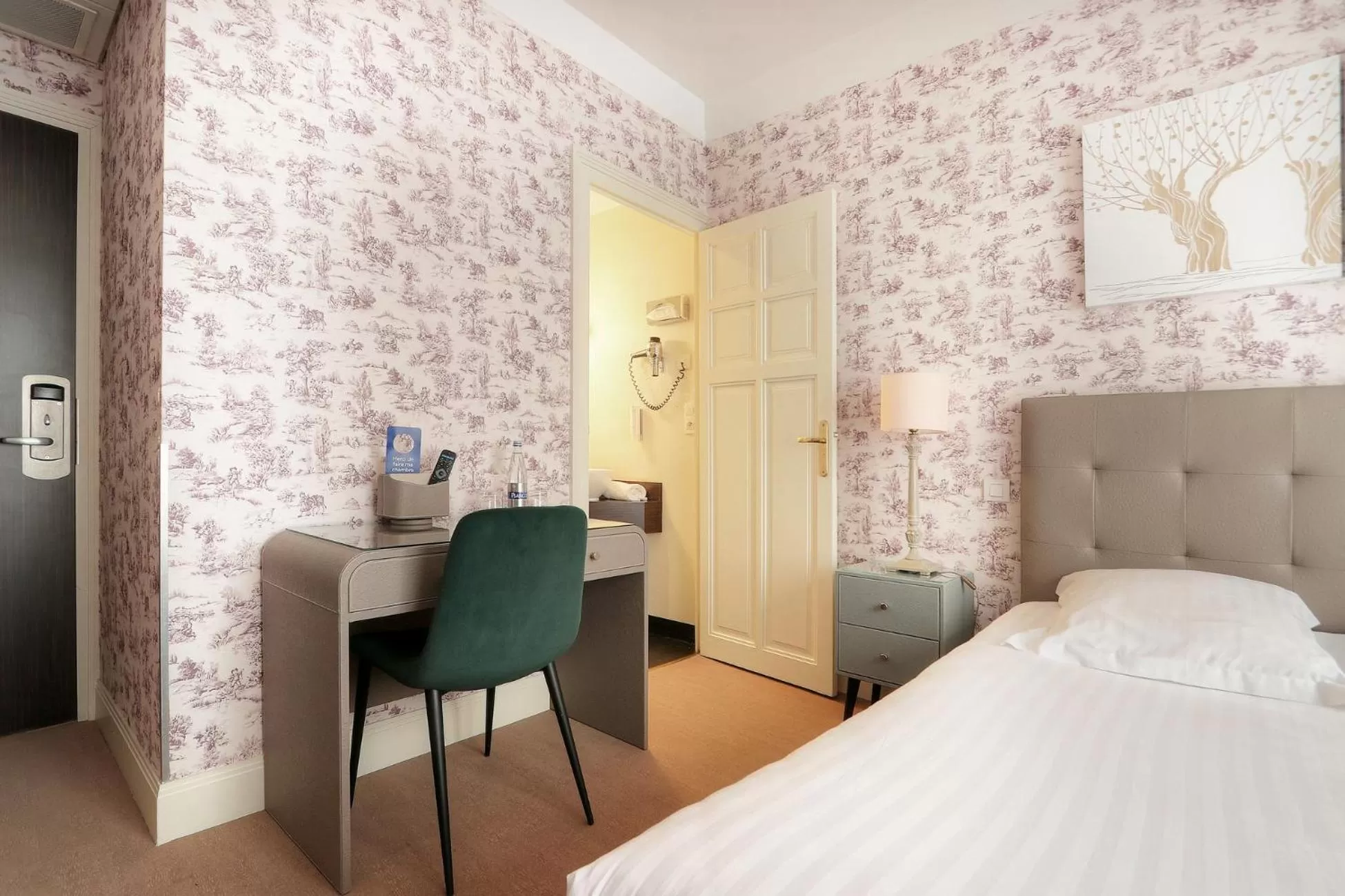 Bed in Best Western Hôtel Brittany La Baule Centre & Plages