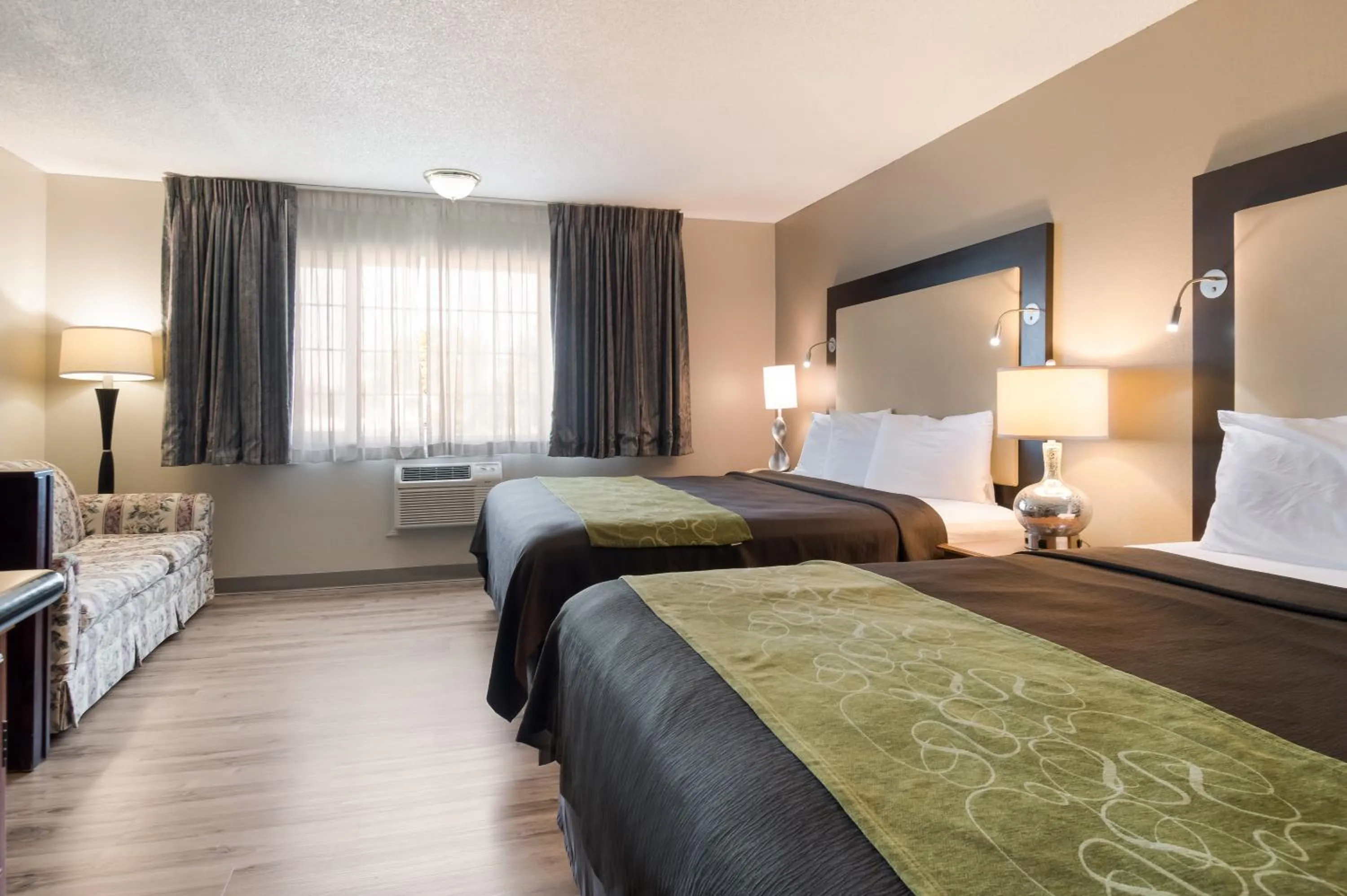 Bed in Rodeway Inn & Suites Portland West - Beaverton