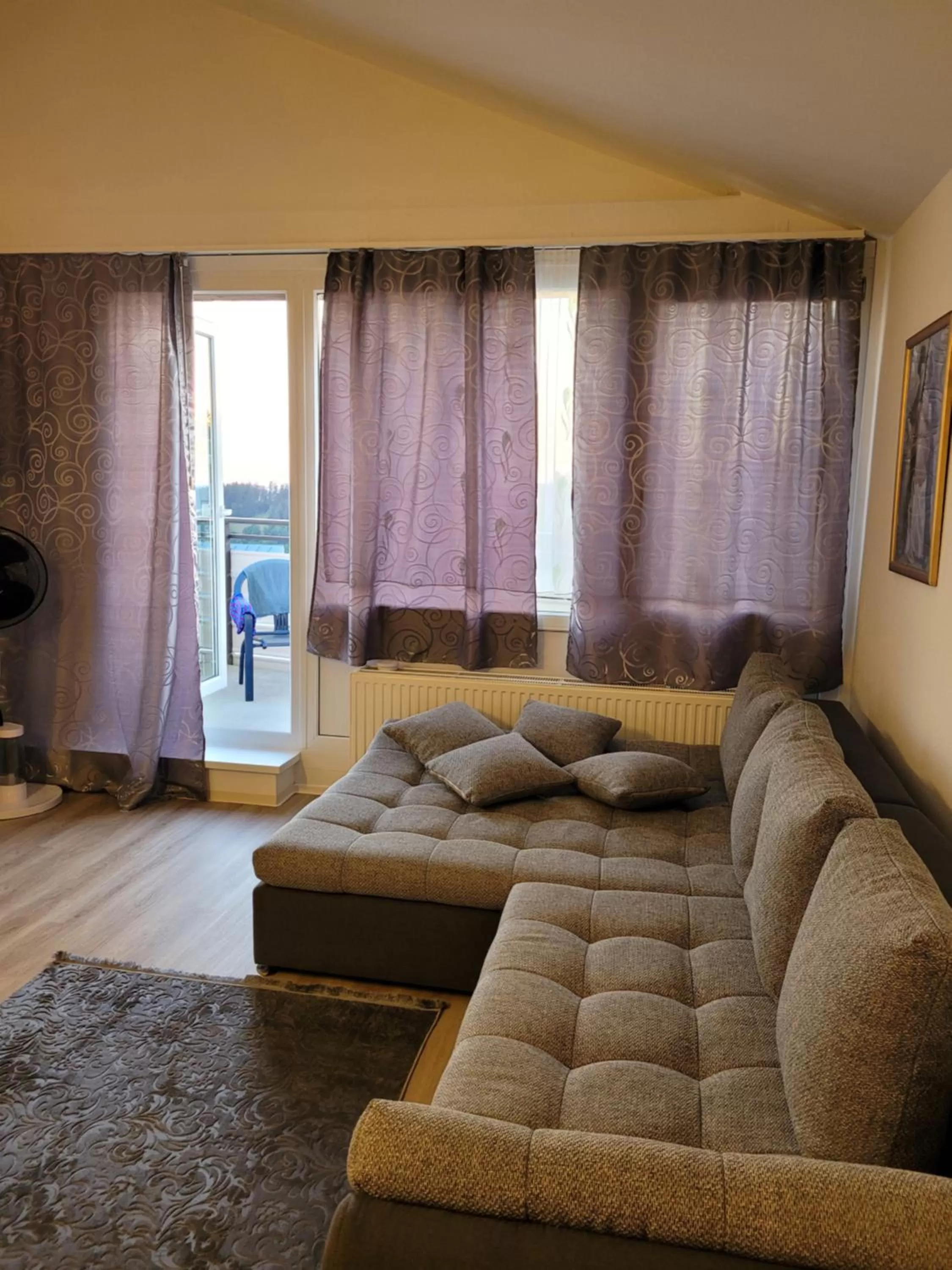 Living room in King Panorama mit Netflix