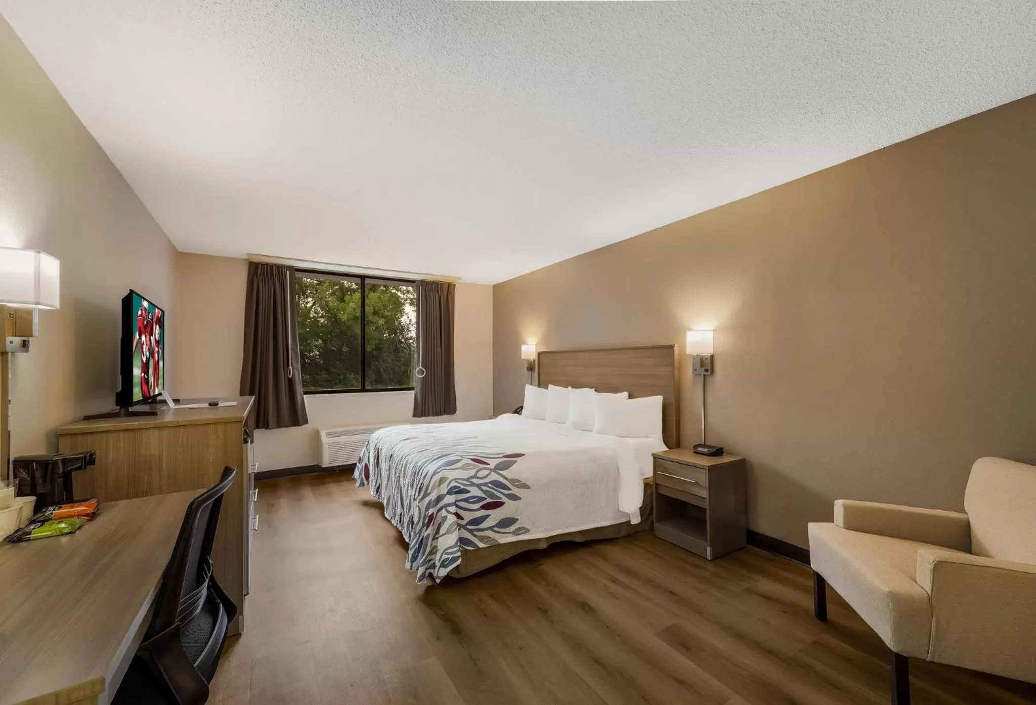 Photo of the whole room, Bed in Red Roof Inn Painted Post