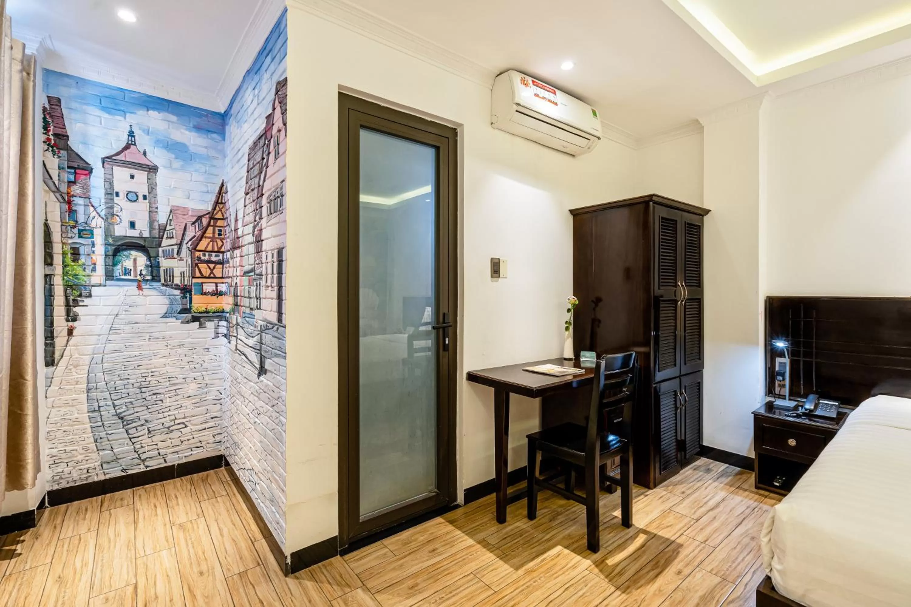 Communal lounge/ TV room in Lotus Laverne Hotel