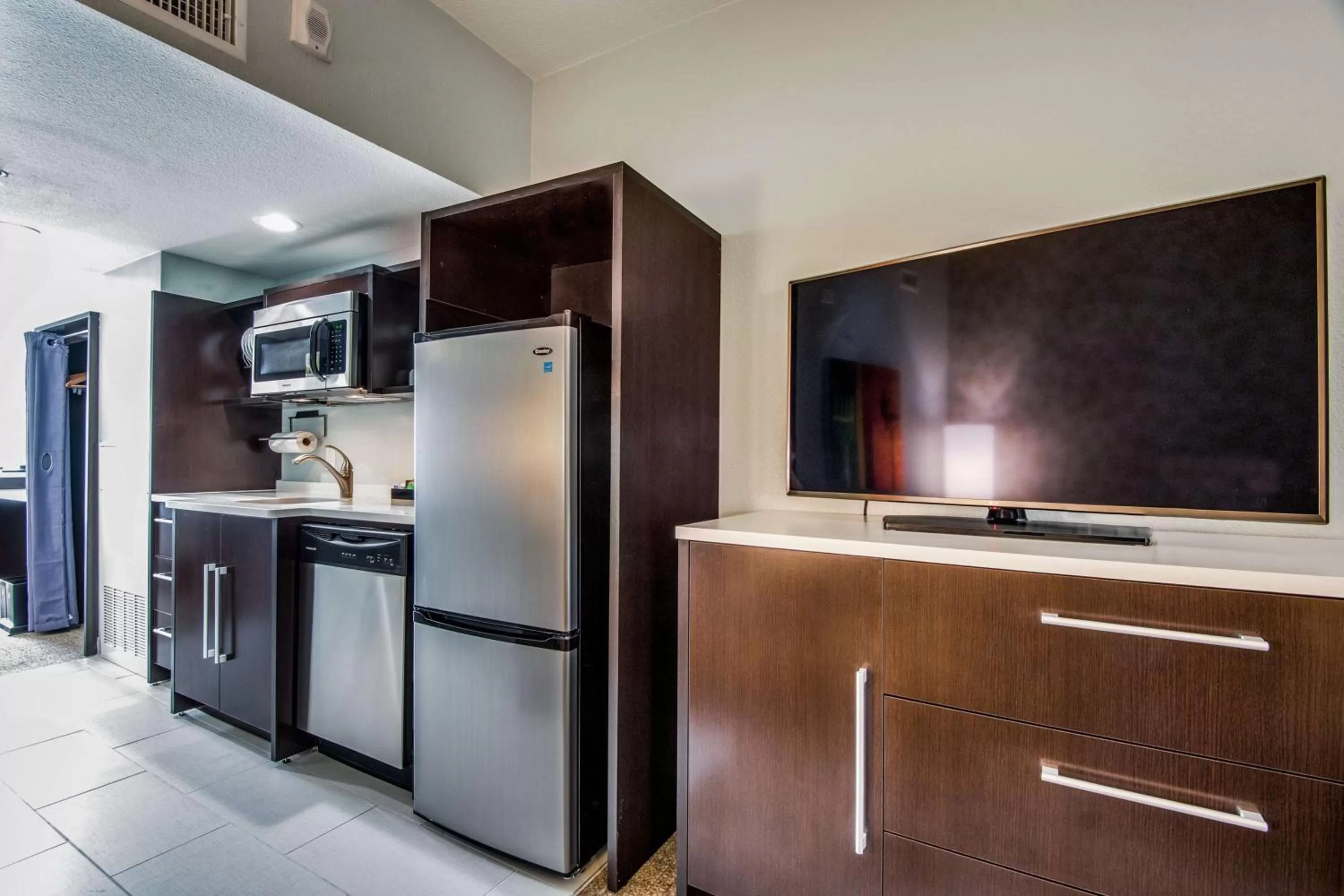 Kitchen or kitchenette in Home2 Suites by Hilton DFW Airport South Irving