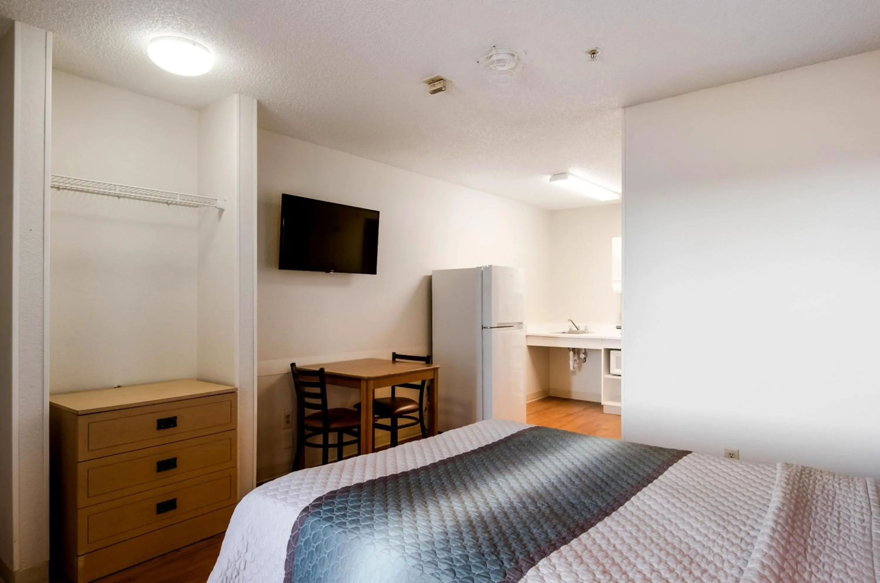 Photo of the whole room, Bed in HomeTowne Studios by Red Roof Denver - Thornton