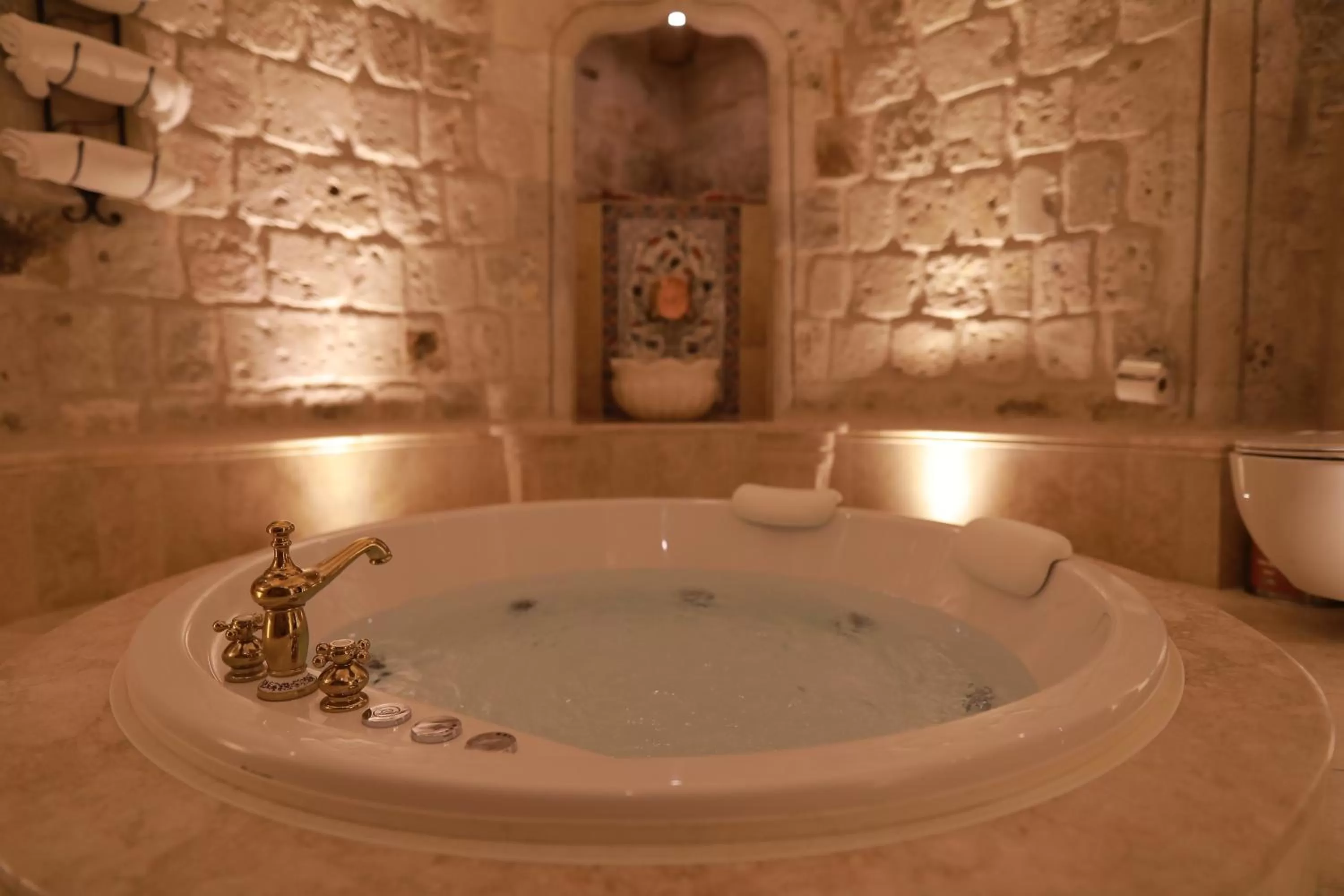 Hot Tub in Şah Saray Cave Suites Halal Hotel