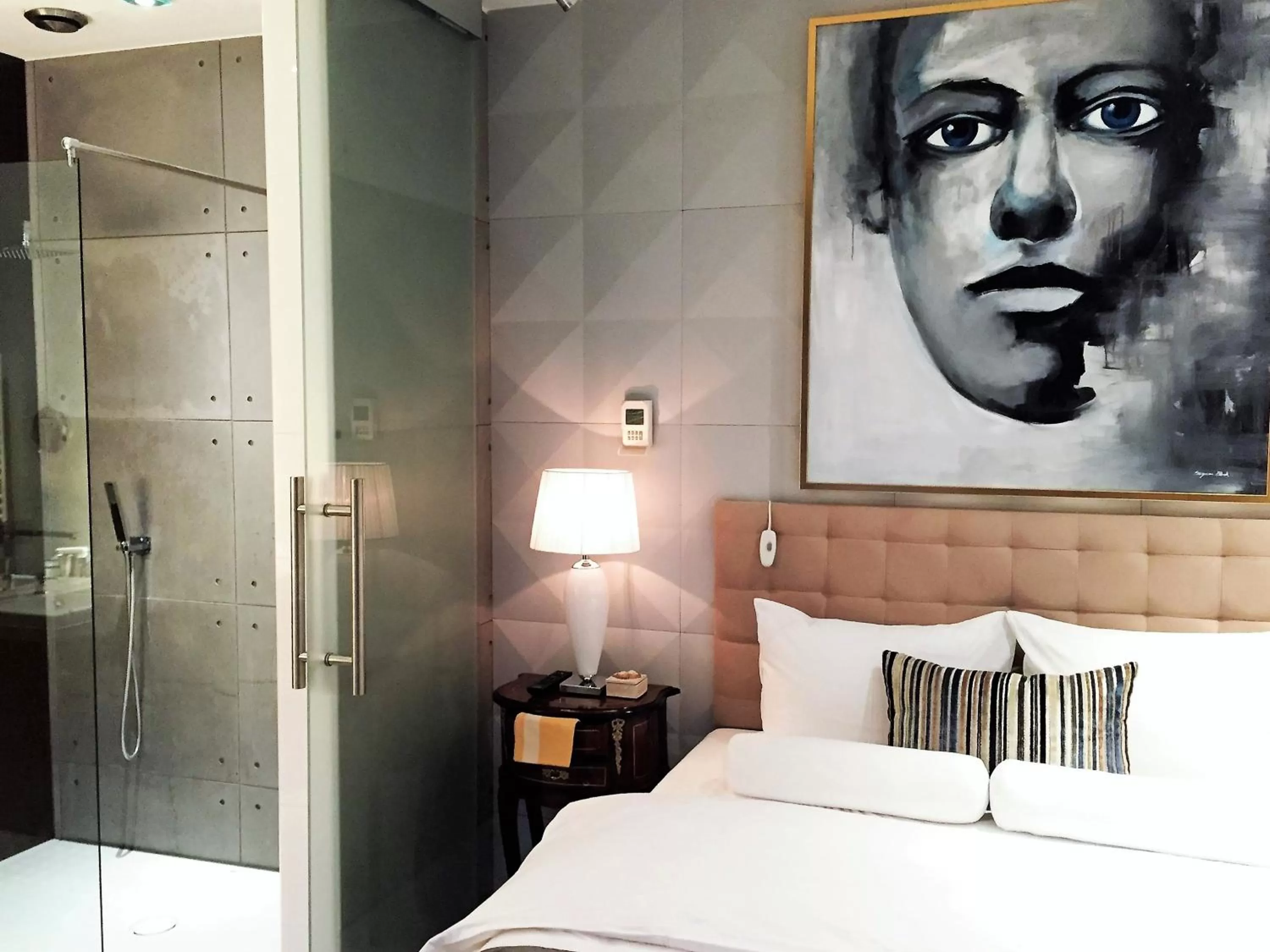 Bathroom, Bed in MONDRIAN Luxury Apartments Old Town