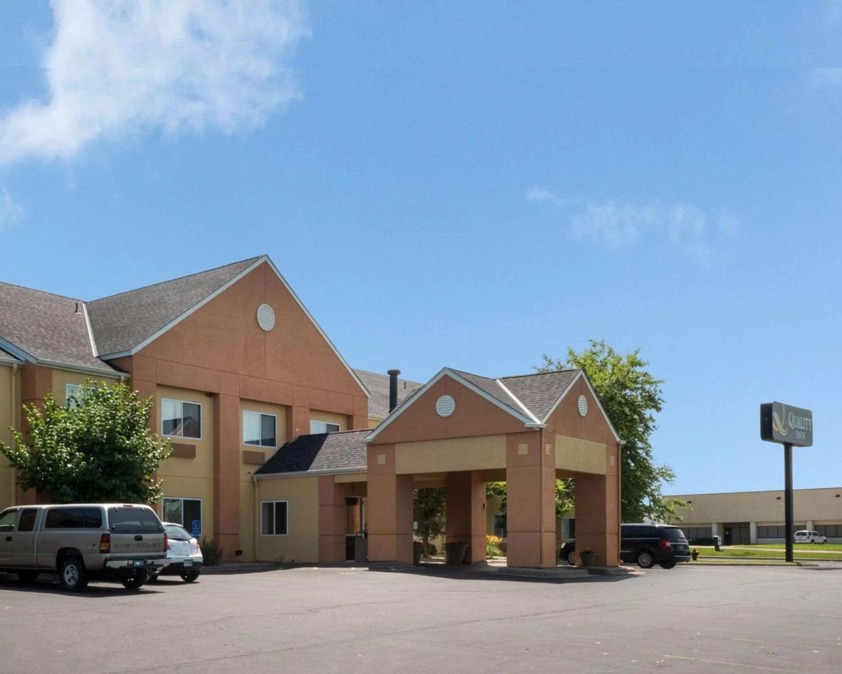 Property building in Quality Inn Lakeville North