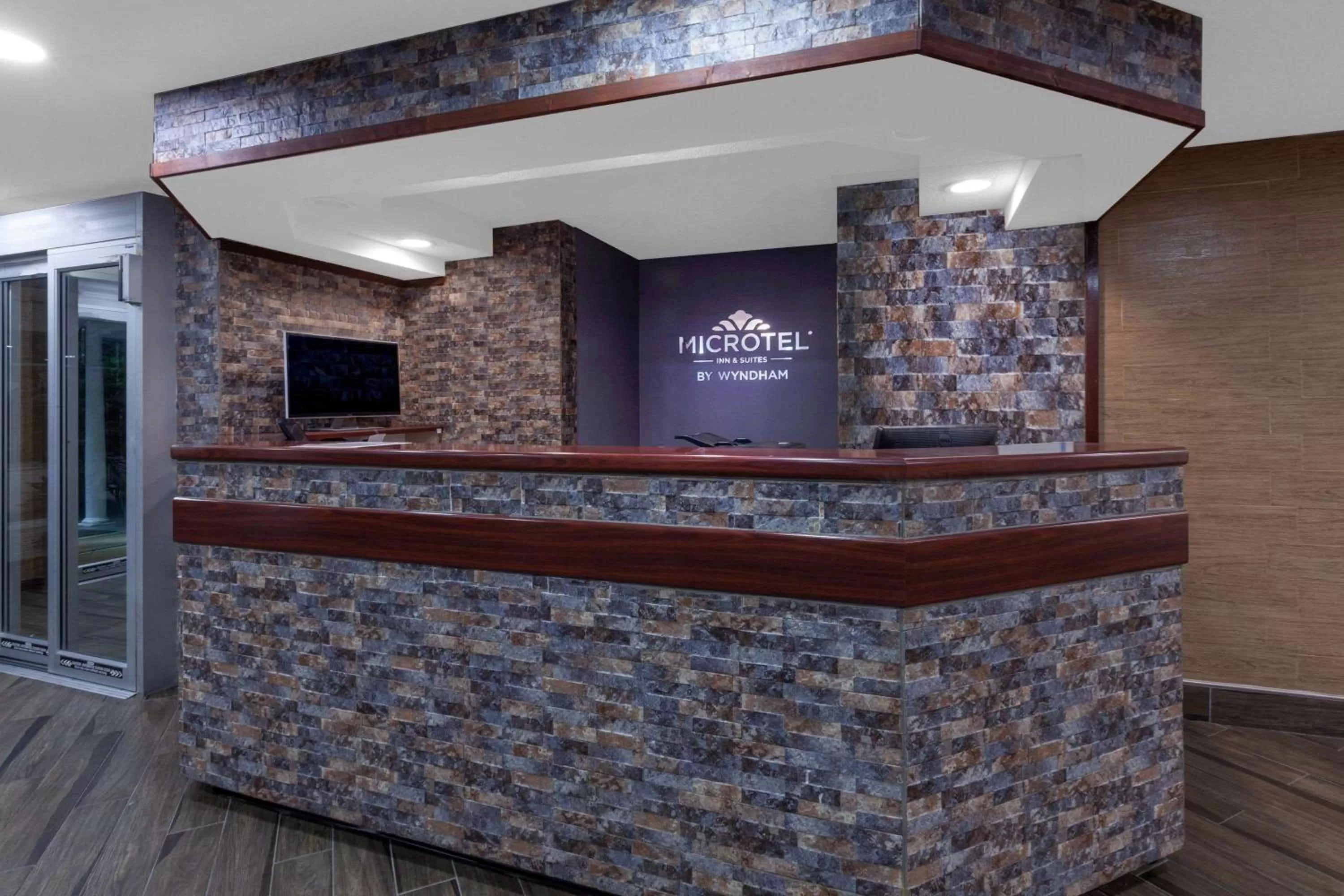 Lobby or reception in Microtel Inn Suite by Wyndham BWI Airport