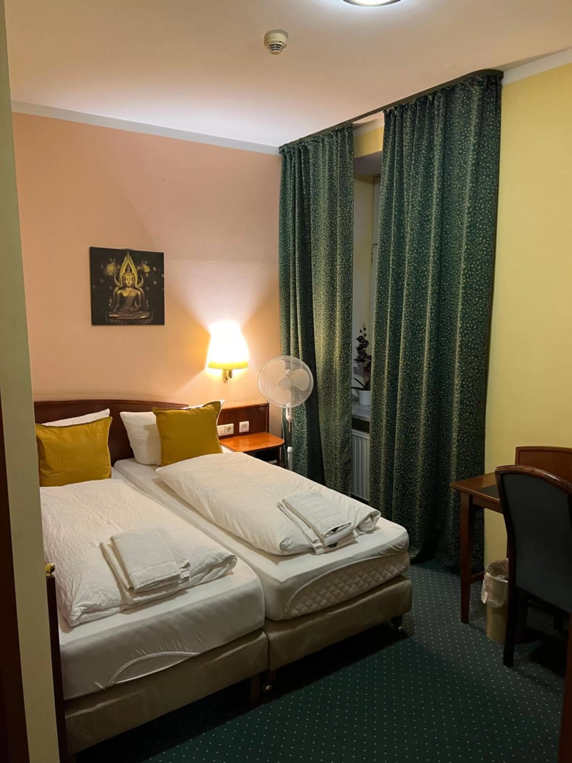 Photo of the whole room, Bed in Hotel am Schloss - Frankfurt an der Oder