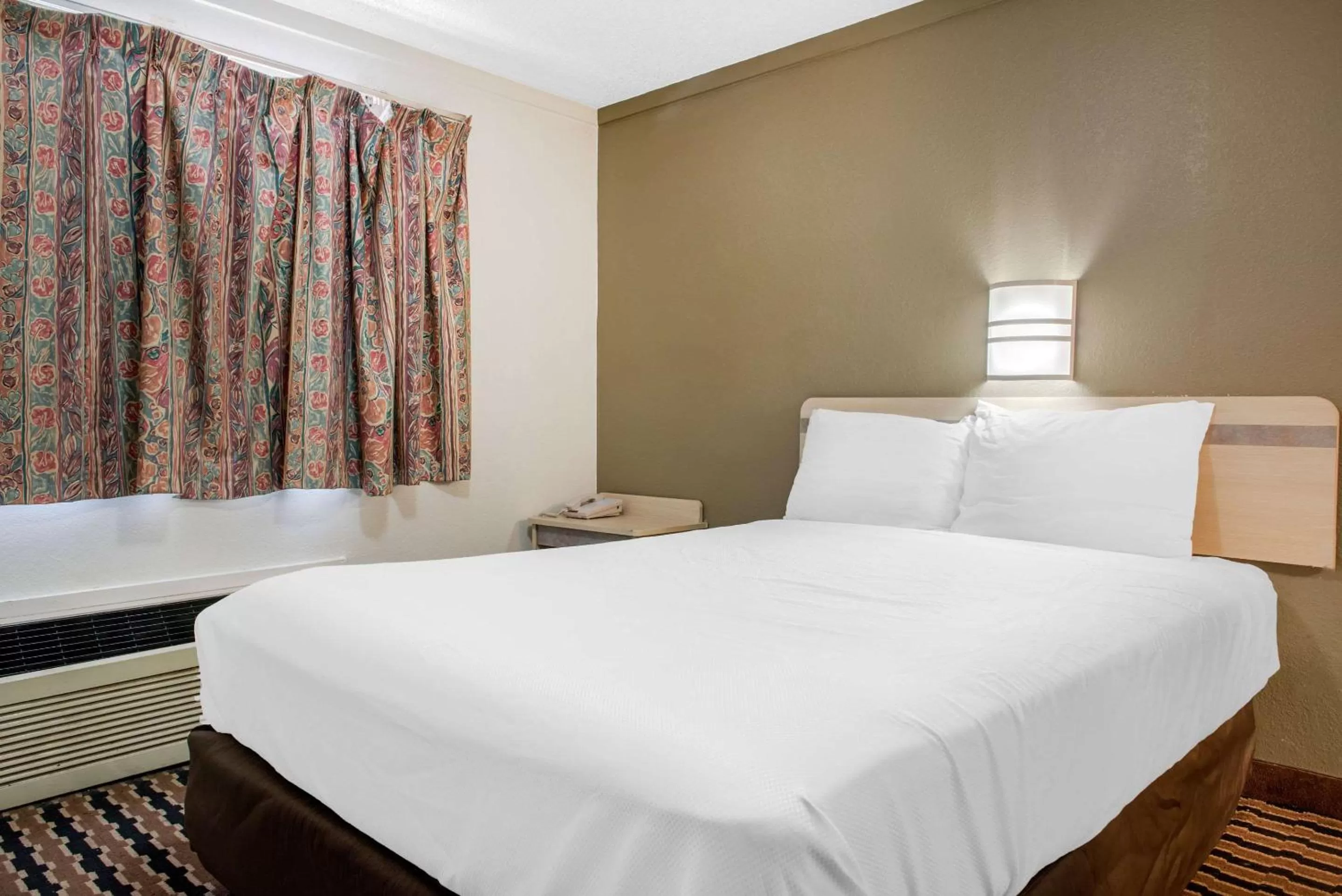 Photo of the whole room, Bed in Rodeway Inn Sharonville