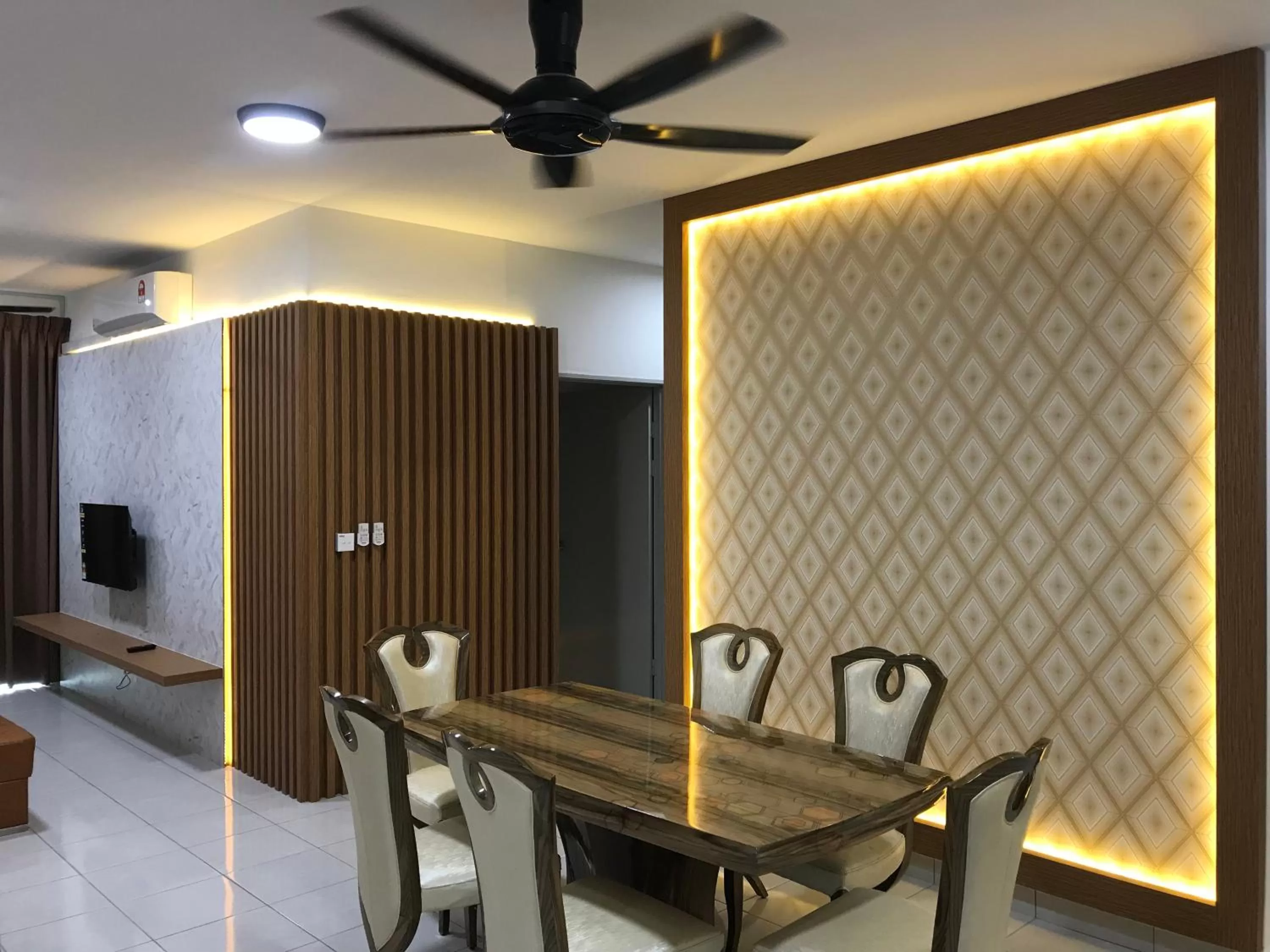 Dining Area in 75 Suite