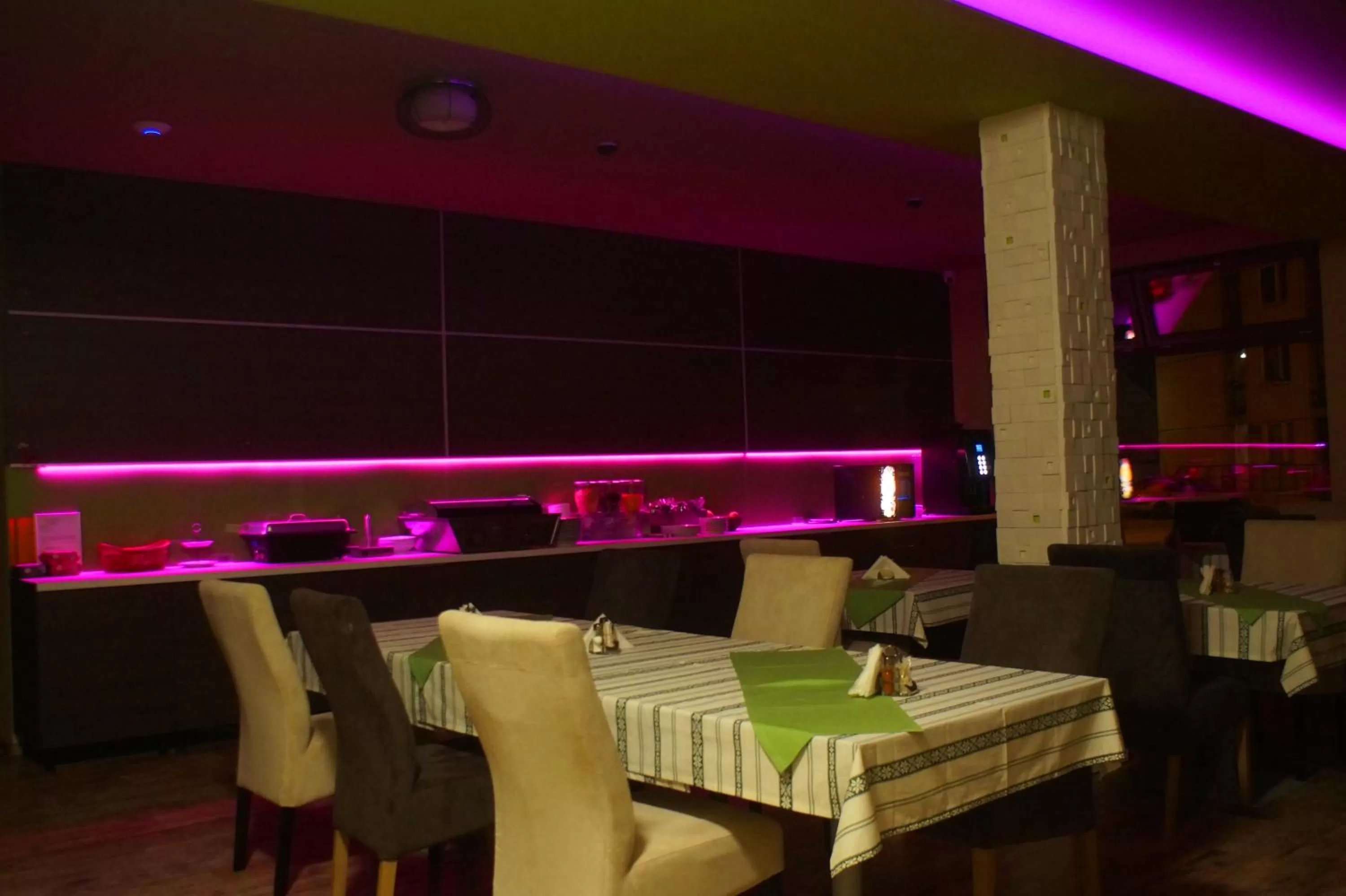 Restaurant/places to eat in Fitromax Sportpanzió Ajka