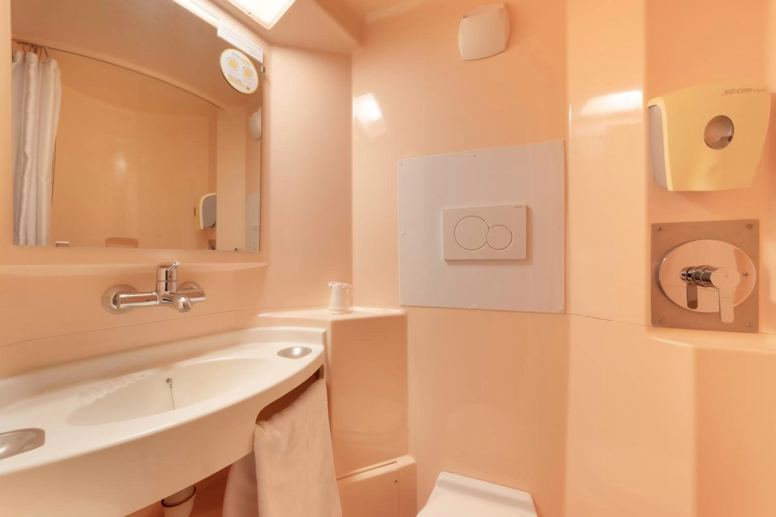 Bathroom in Hotel Fleury Merogis - Ex Premiere Classe Fleury Merogis