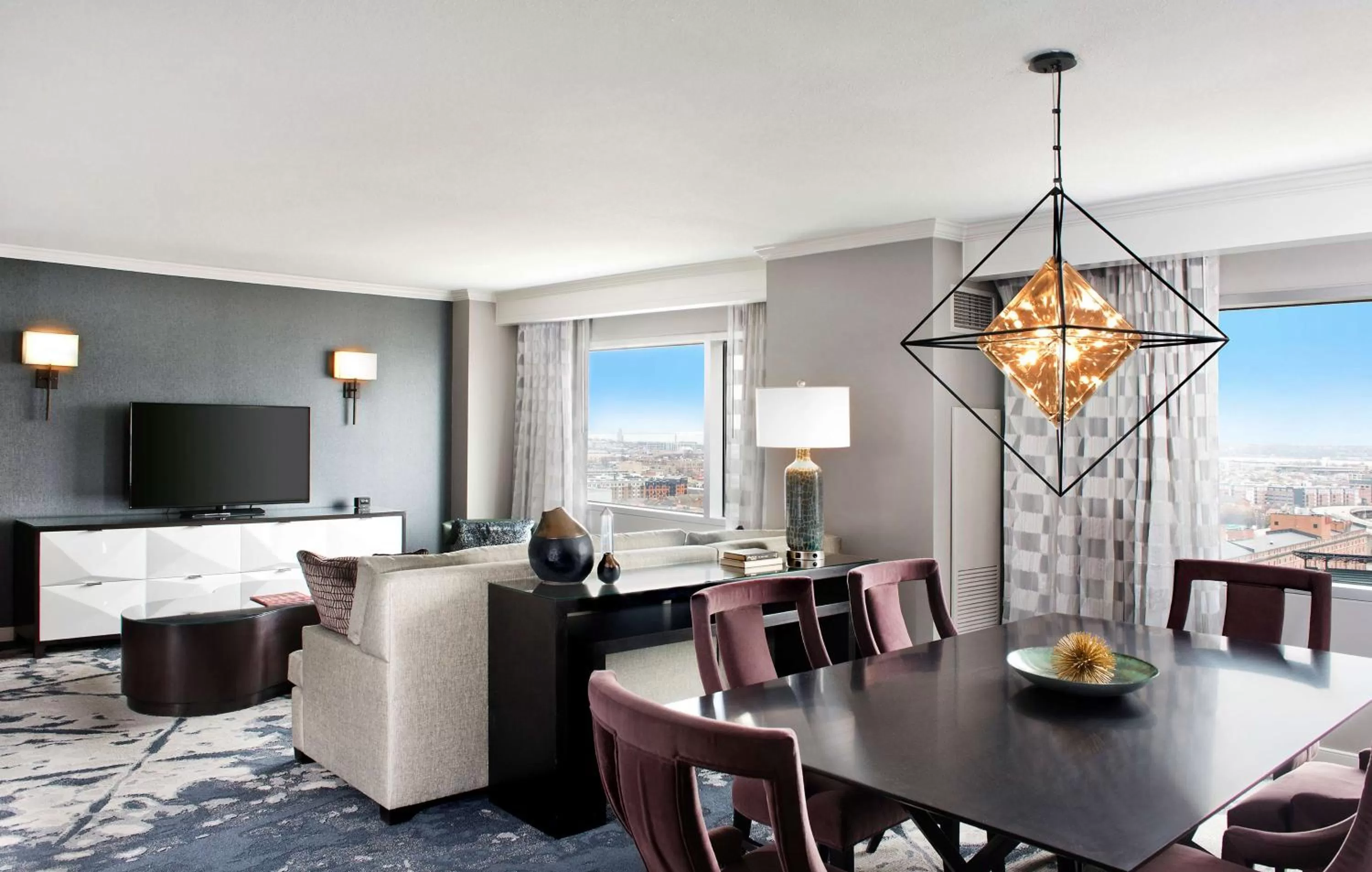 TV and multimedia in Hilton Baltimore Inner Harbor