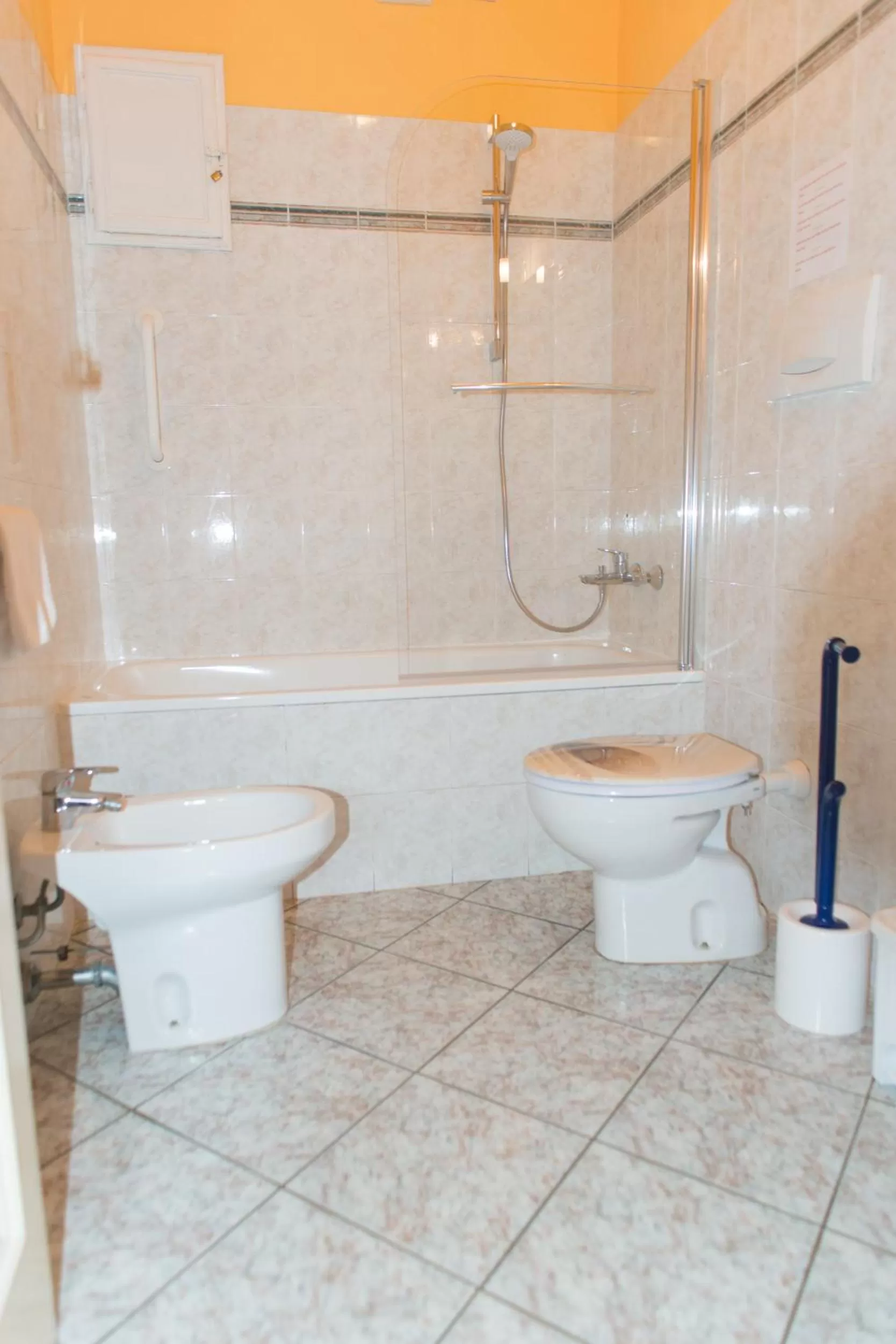 Bathroom in Al Cardinale Rooms & Studios