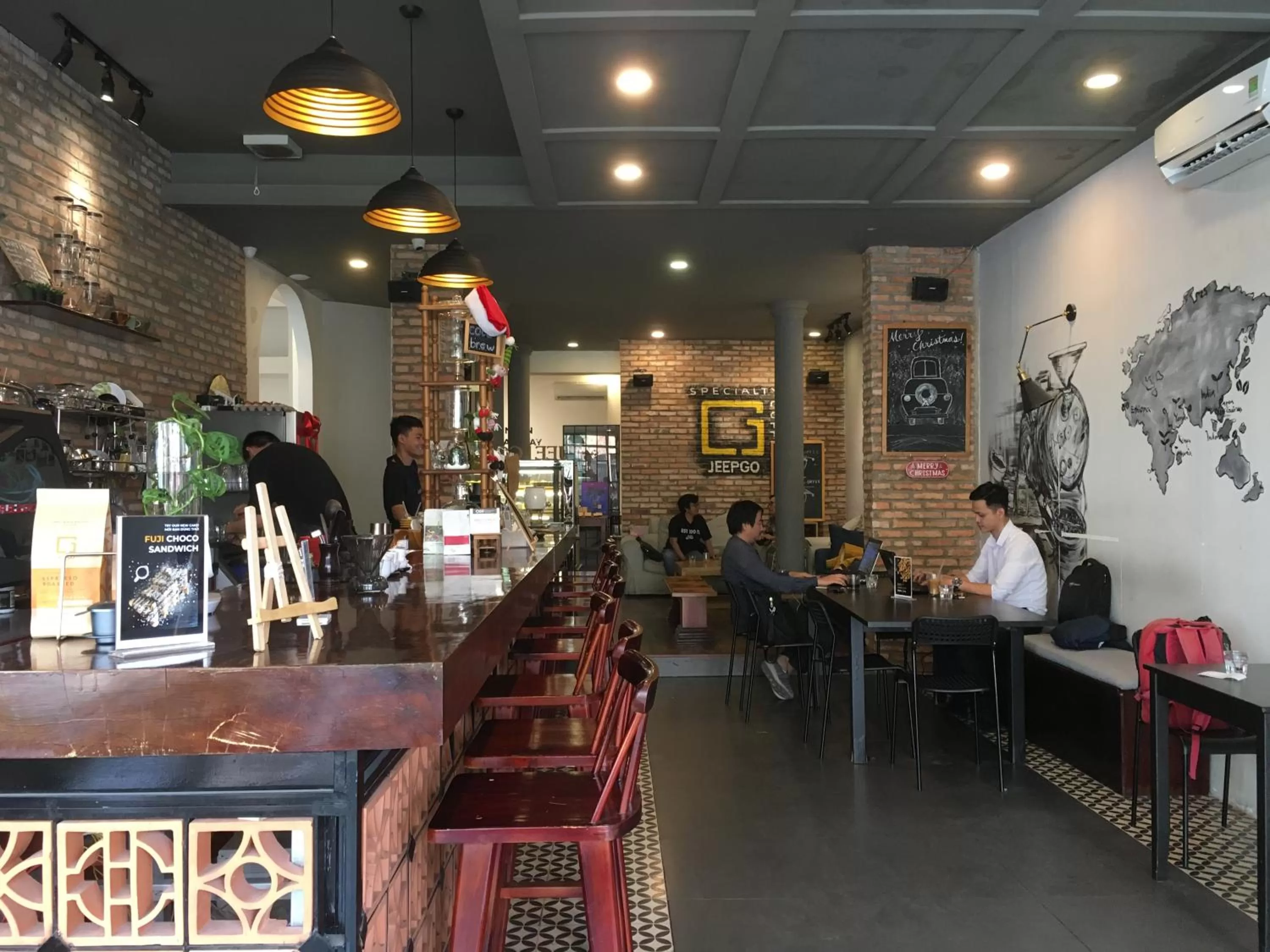 Restaurant/places to eat in The Green House - Serviced Apartment