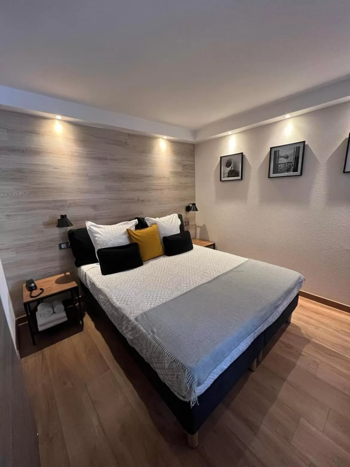 Bedroom, Bed in Au Bec Fin Hôtel