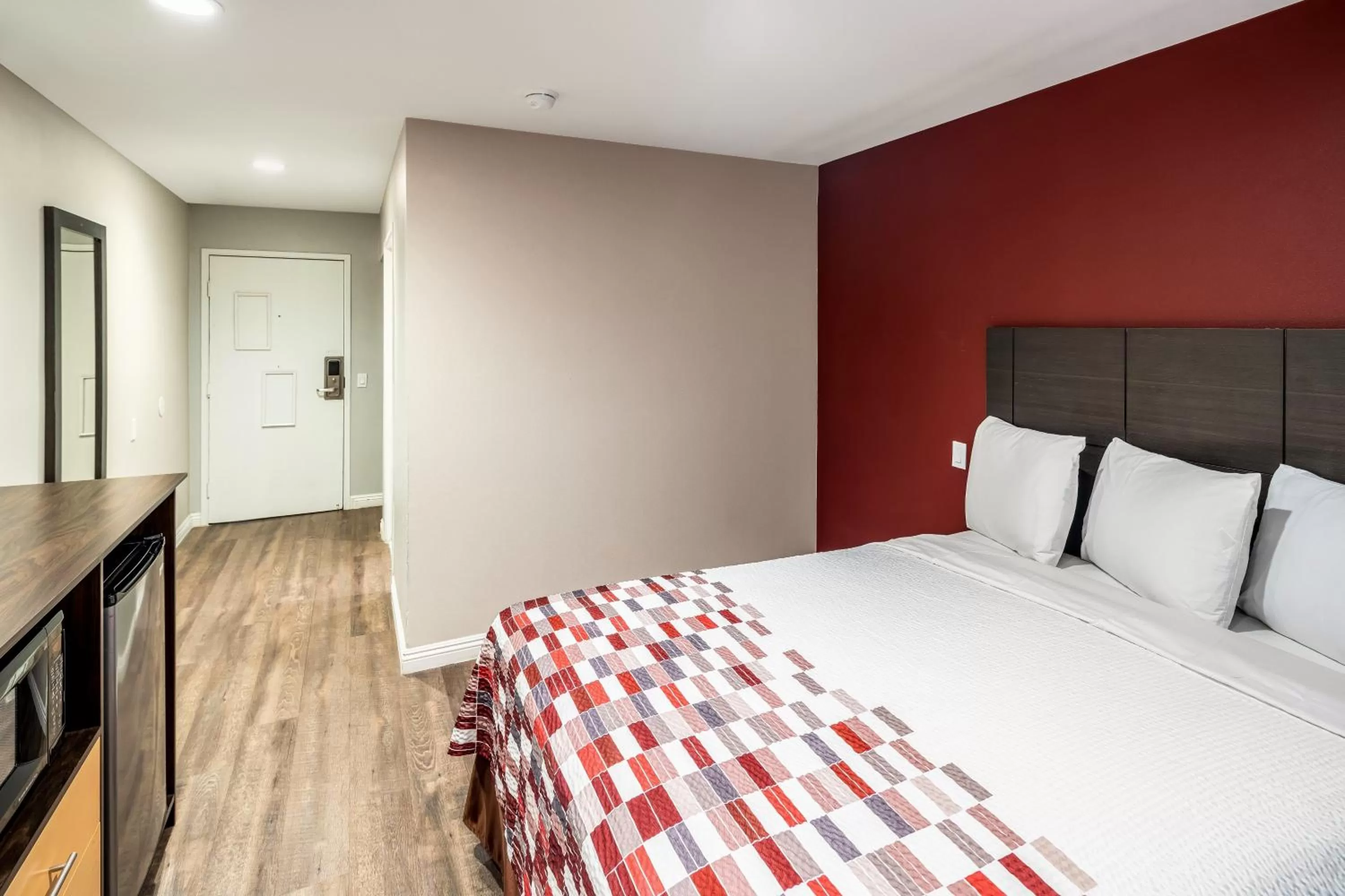 Photo of the whole room, Bed in Red Roof Inn St George, UT - Convention Center