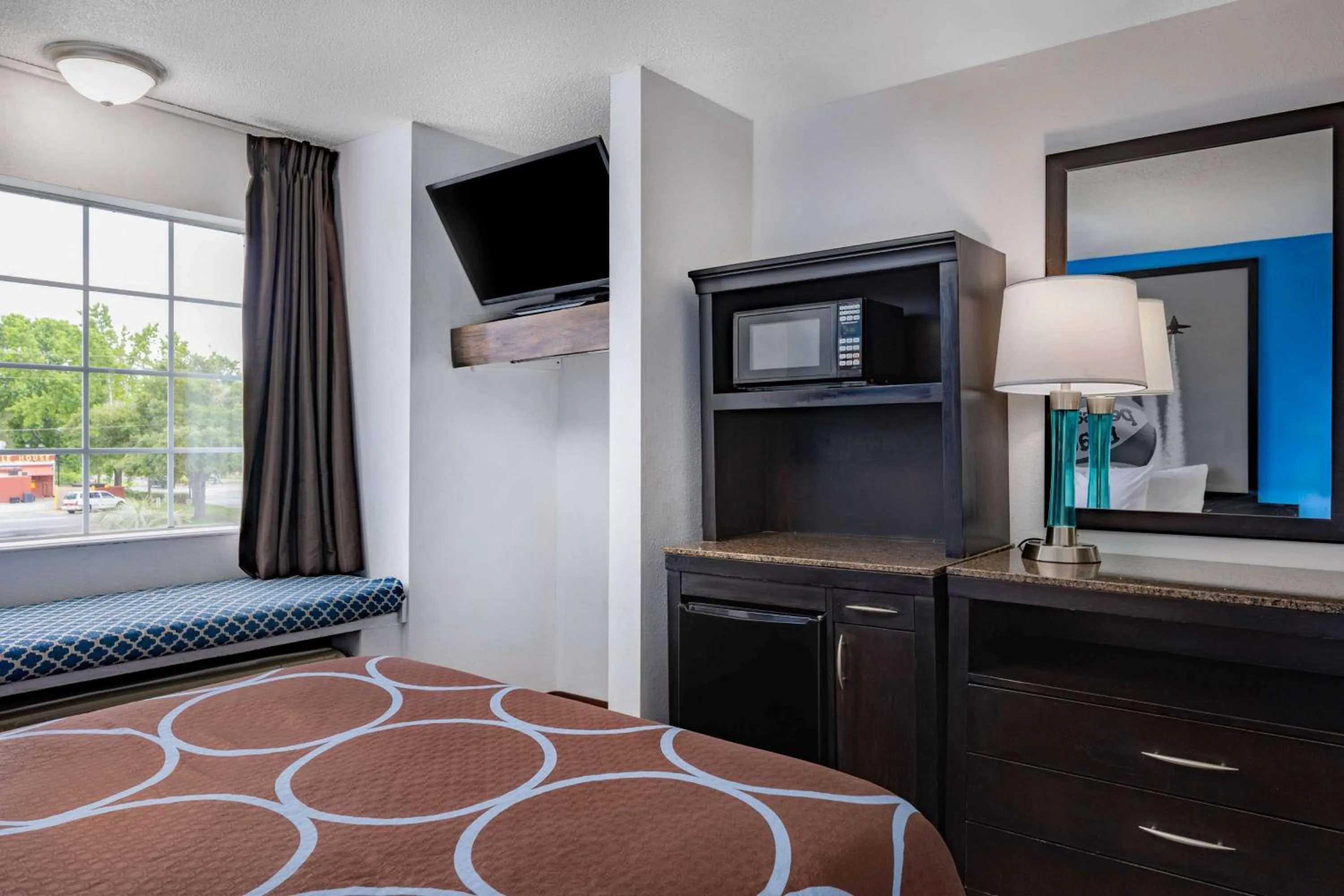 Photo of the whole room, Bed in Super 8 by Wyndham Pensacola