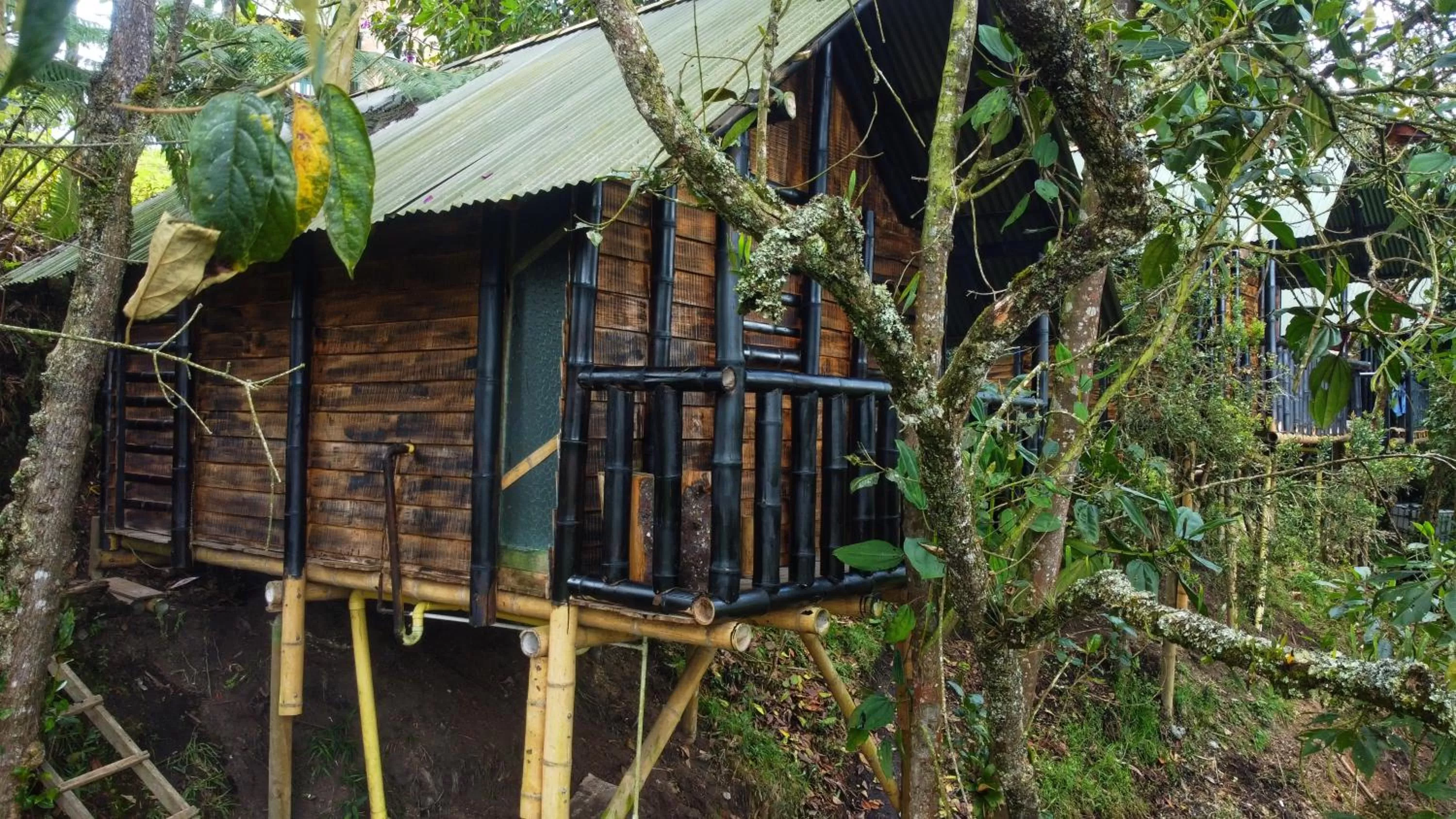 Property Building in Cabañas Rústicas El Viejo Tambo By Rotamundos