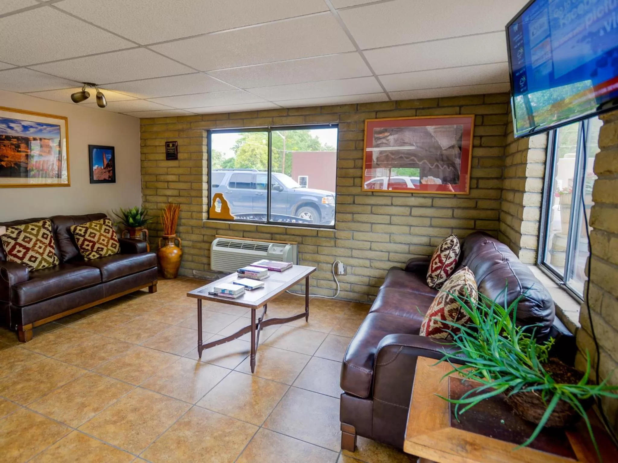 Communal lounge/ TV room in Rustic Inn