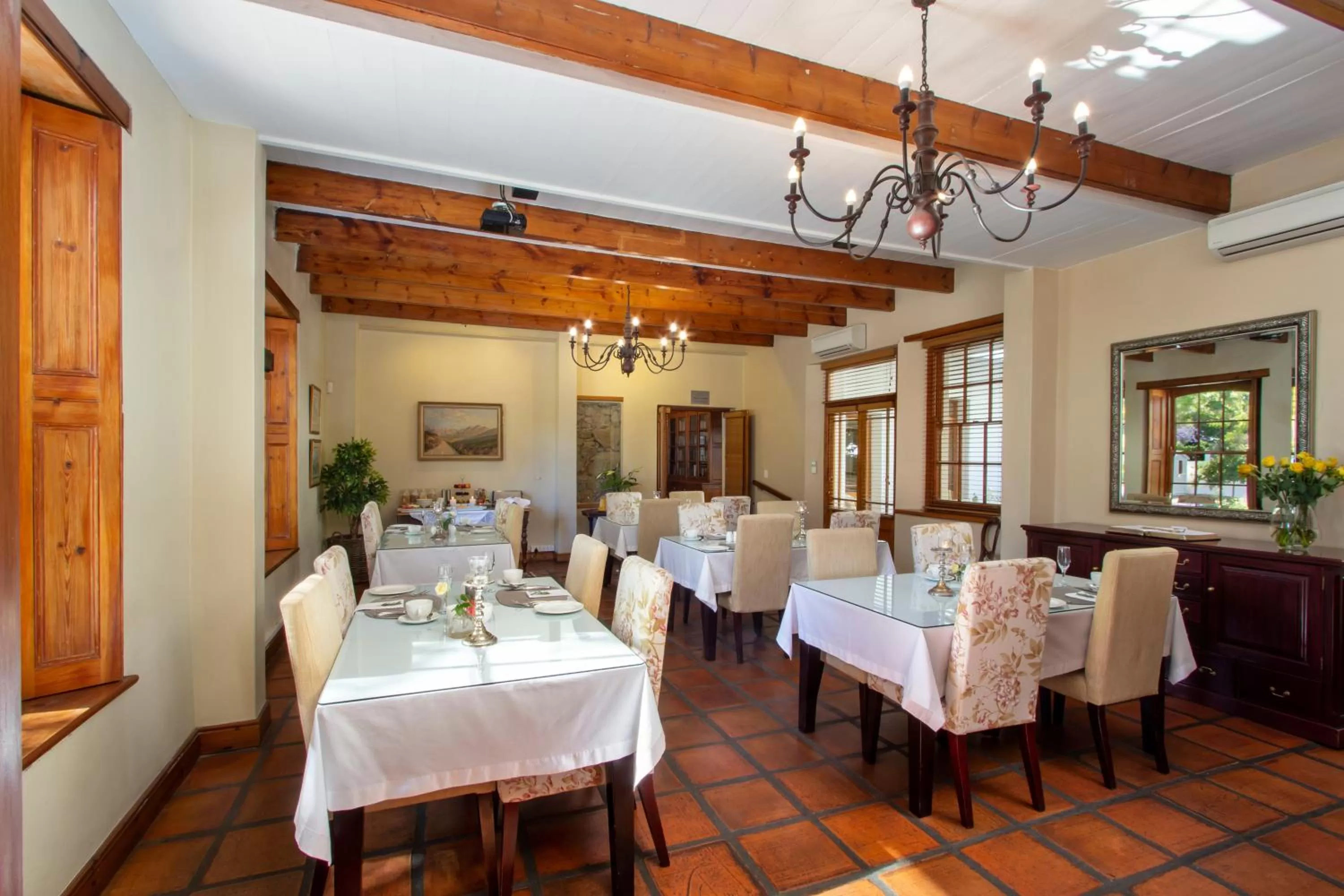 Restaurant/places to eat in De Hoek Manor