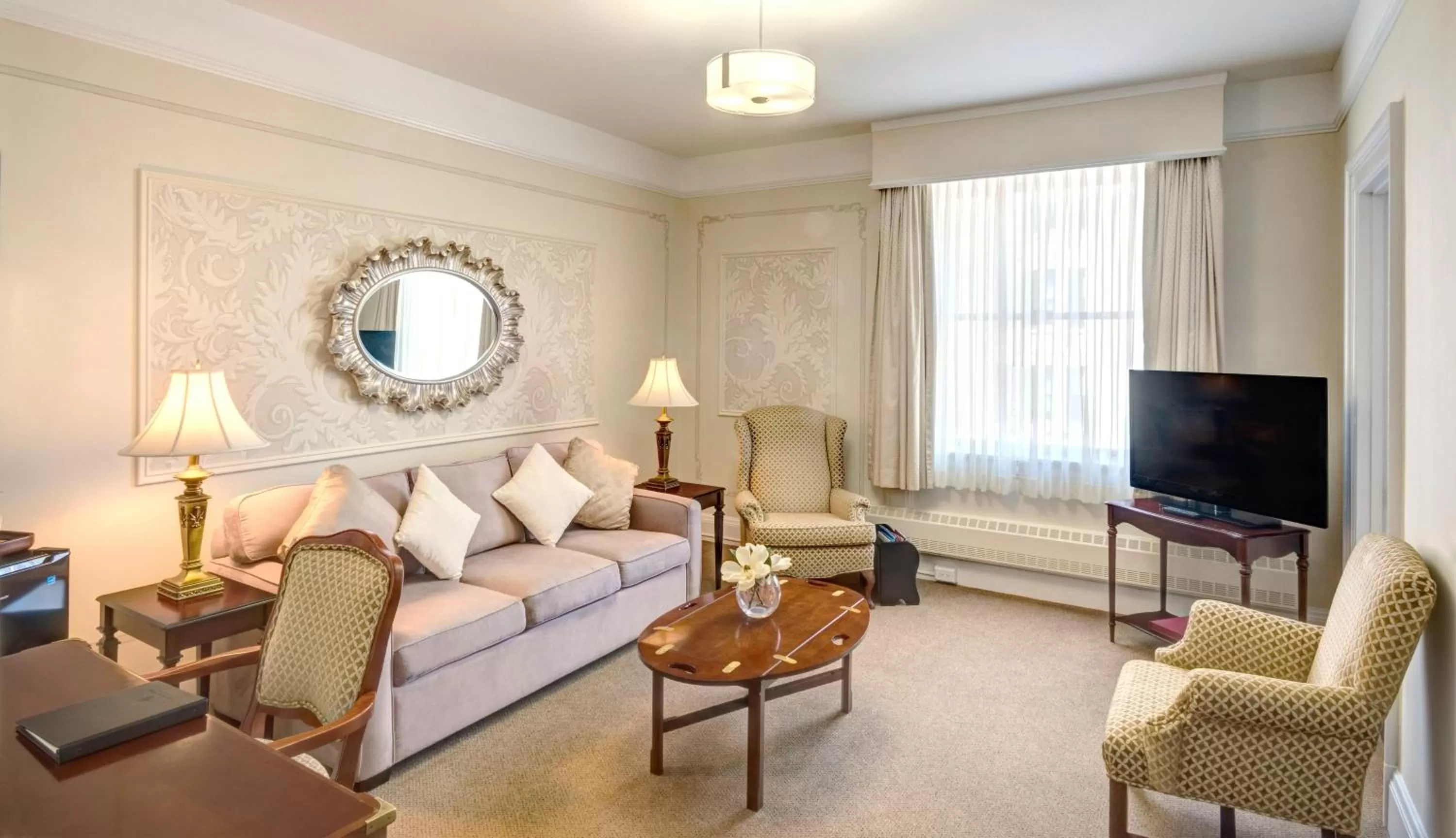 Living room in The Inn at the Union Club of British Columbia