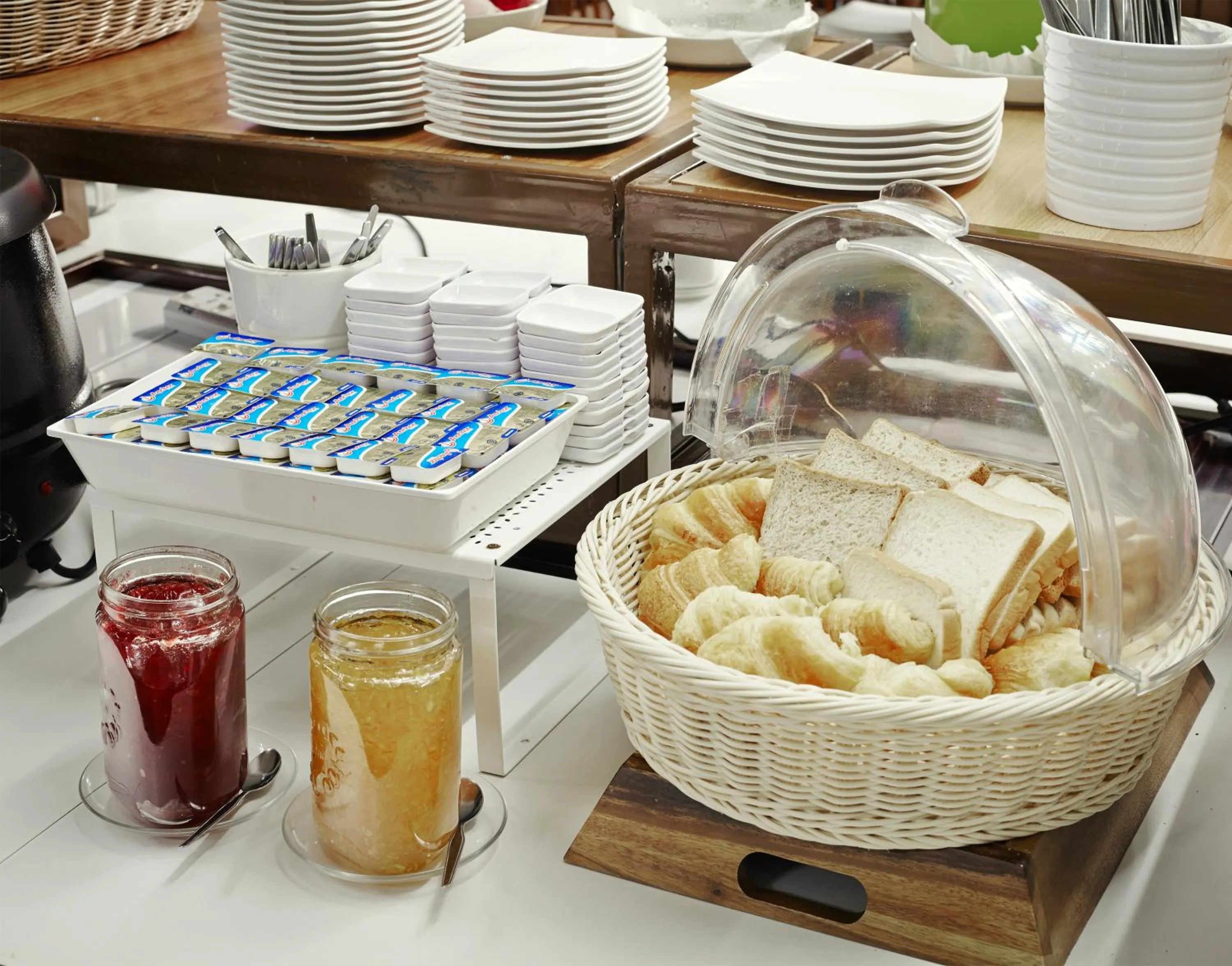 Food and drinks in The Krungkasem Srikrung Hotel